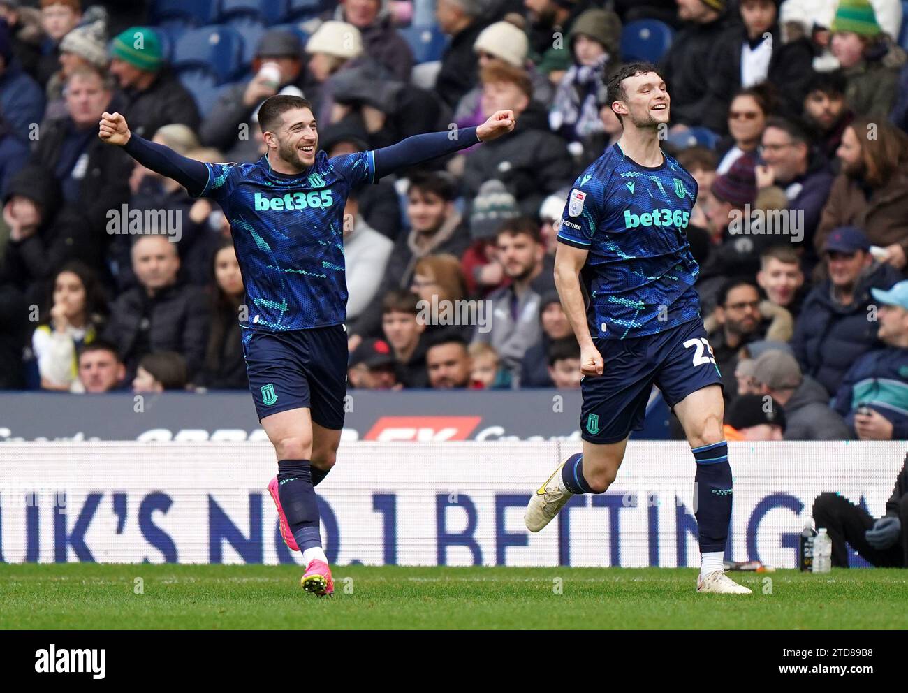 Lynden Gooch (à gauche) de Stoke City célèbre avoir marqué le premier ...