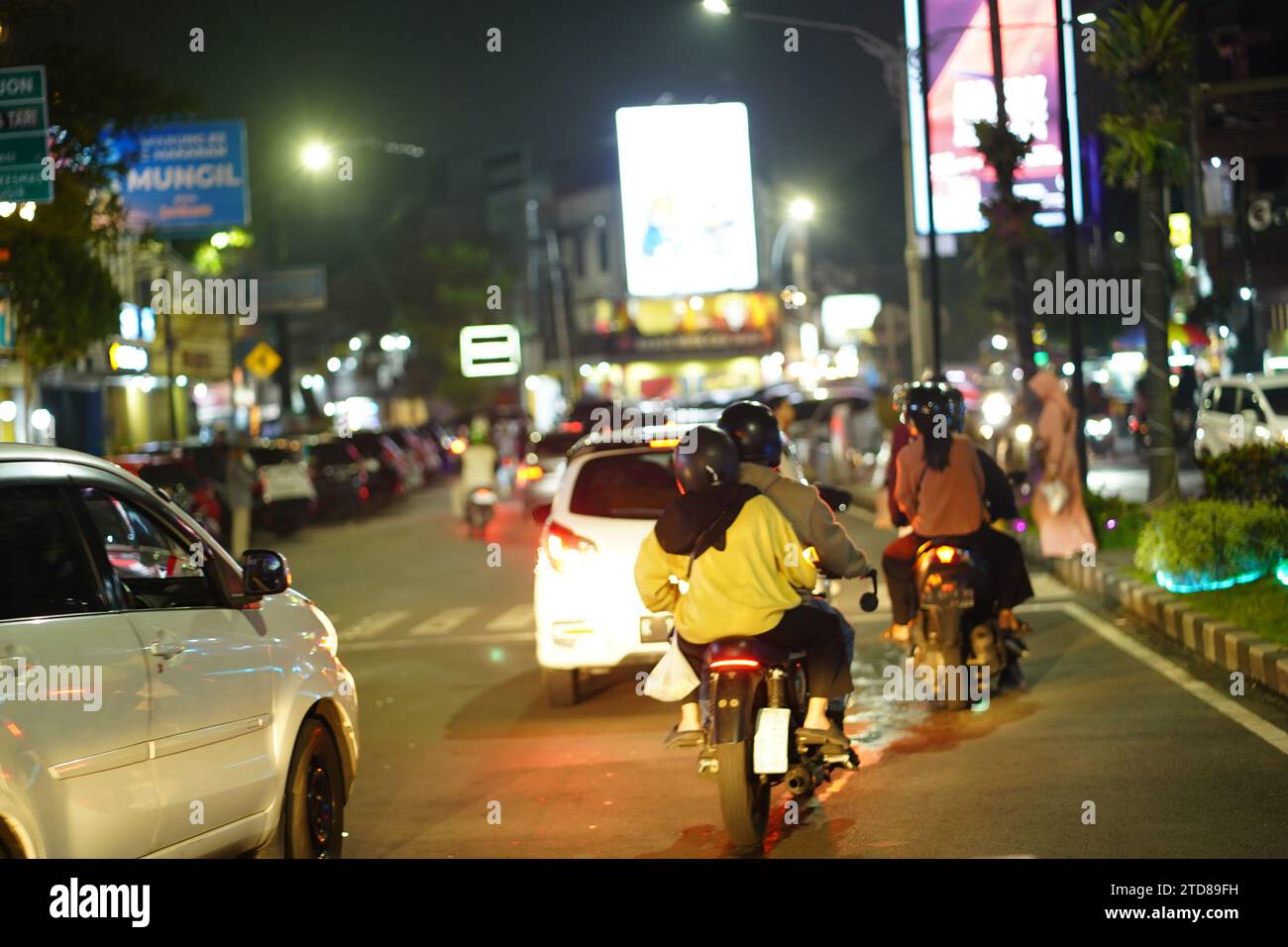 9 décembre 2023. Batu City, Java oriental, Indonésie. La vie nocturne dans la rue de la ville avec le trafic occupé le samedi soir. Banque D'Images