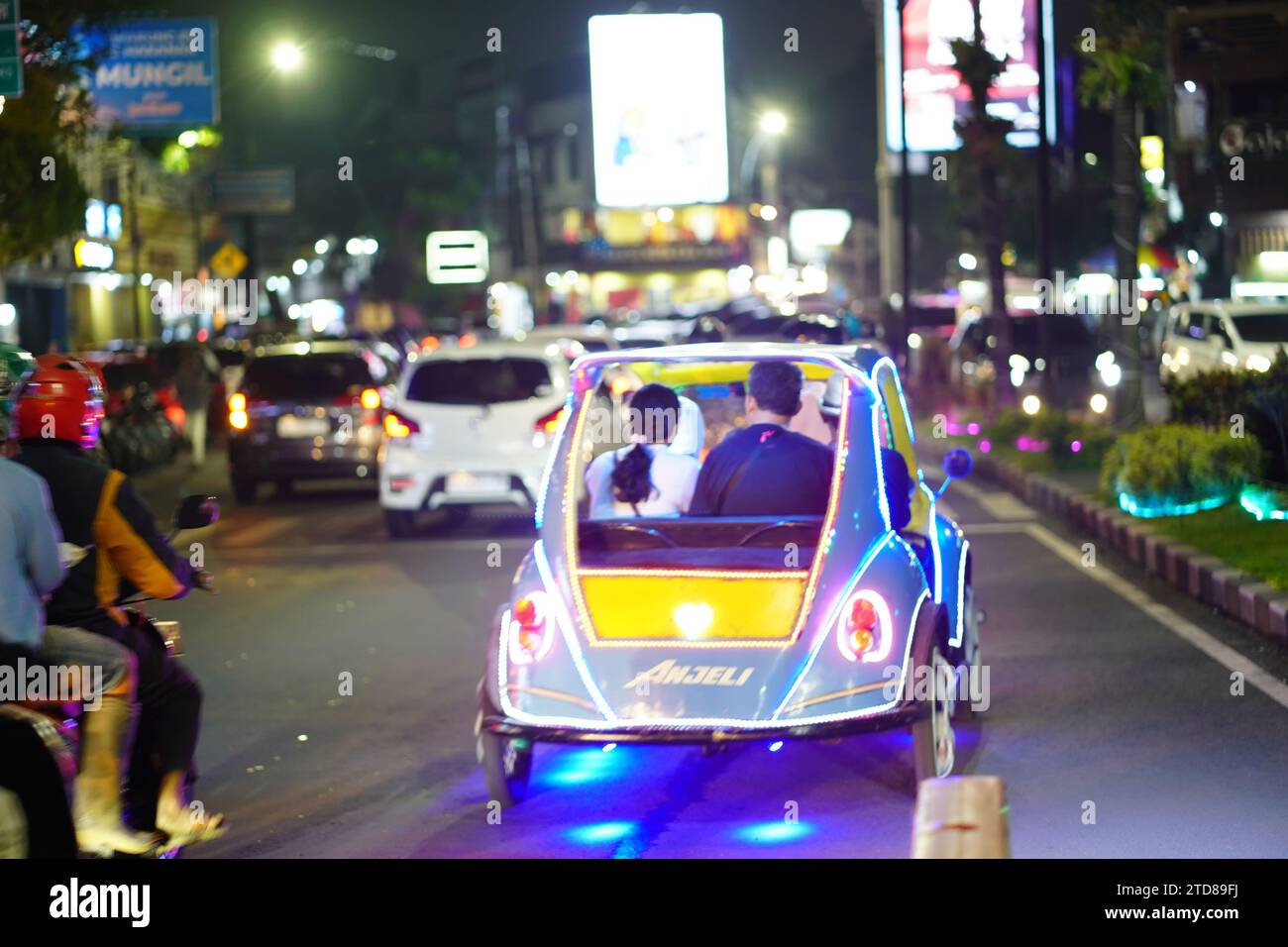 9 décembre 2023. Batu City, Java oriental, Indonésie. La vie nocturne dans la rue de la ville avec le trafic occupé le samedi soir. Banque D'Images