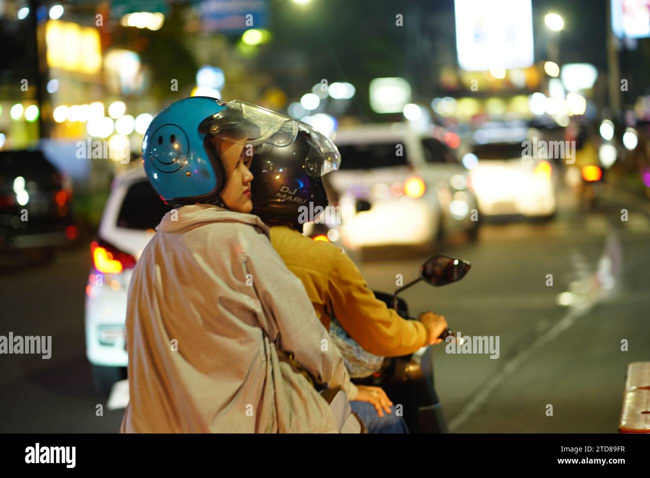 9 décembre 2023. Batu City, Java oriental, Indonésie. La vie nocturne dans la rue de la ville avec le trafic occupé le samedi soir. Banque D'Images