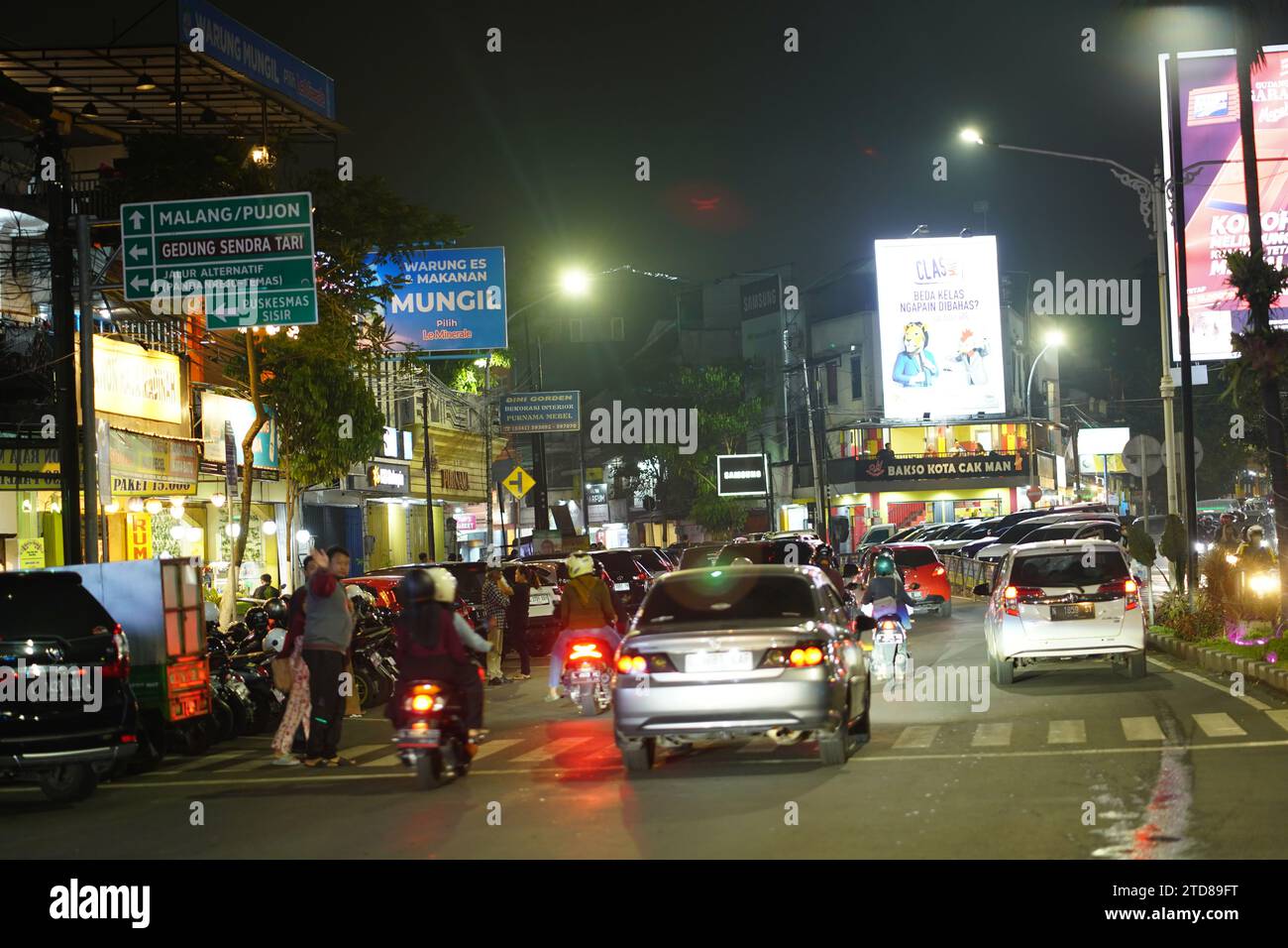 9 décembre 2023. Batu City, Java oriental, Indonésie. La vie nocturne dans la rue de la ville avec le trafic occupé le samedi soir. Banque D'Images