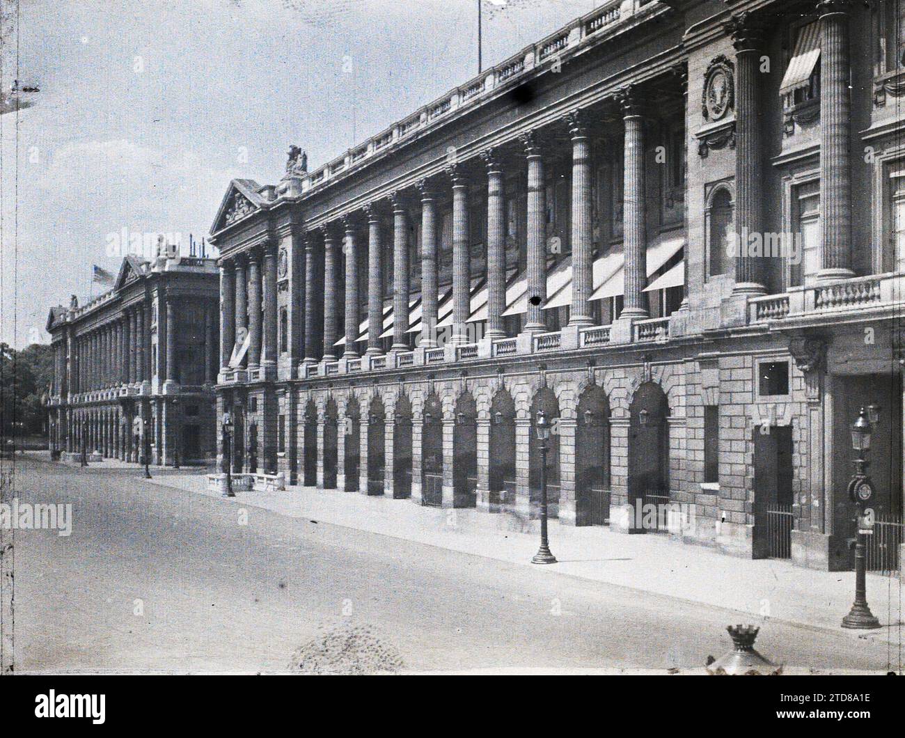 Paris (8e arrondissement), France le Hôtel de Crillon et le Hôtel de la Marine place de la Concorde, HD, Art, activité économique, existe en haute définition, Sculpture, colonne, Arc, arcade/arceau, maison privée, place, magasin, marquise, Pediment, décoration sculptée, Médaillon, Galerie, Restauration, hôtellerie, France, Paris, sans légende, Etats-Unis [en relation avec], Concorde, 19/06/1917 - 19/06/1917, Léon, Auguste, photographe, Autochrome, photo, verre, Autochrome, photo, positif, horizontal, taille 9 x 12 cm Banque D'Images