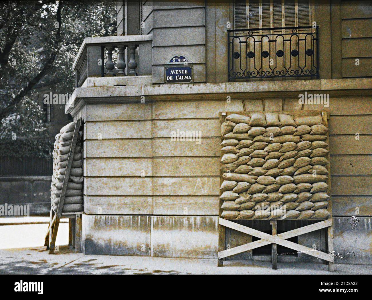 Paris (8e arr.), France plaque 'Avenue de l'Alma', actuelle avenue Georges-V et évent fermé contre les bombardements, HD, première Guerre mondiale, logement, Architecture, existe en haute définition, balcon, loggia, bombardement, rue, quartier, protection anti-bombardement, panneau de rue, France, Paris, avenue de l'Alma (plaque), arrondissement VIII, 12/07/1918 - 12/07/1918, Léon, Auguste, photographe, Autochrome, photo, verre, Autochrome, photo, positif, horizontal, taille 9 x 12 cm Banque D'Images