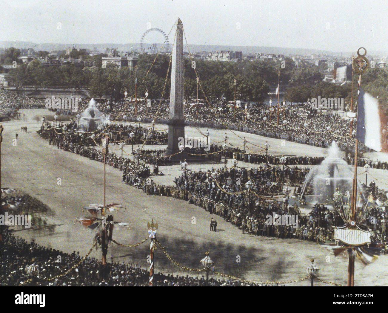 Paris (8e arrondissement), France la foule à la place de la Concorde pour le 14 juillet 1919, vue prise depuis le Ministère de la Marine, Parti, HD, première Guerre mondiale, Art, habitat, Architecture, Obélisque, festival politique, défilé militaire, foule, existe en haute définition, commémoration, Fontaine, place, Antiquité, après-guerre, Panorama de la zone urbaine, drapeau, France, Paris, Panoramas pris du haut du Ministère de la Marine, place de la Concorde, Concorde, 14/07/1919 - 14/07/1919, Cuville, Fernand, autochrome, photo, verre, autochrome, photo, positif, horizontal, taille 9 x 12 cm Banque D'Images