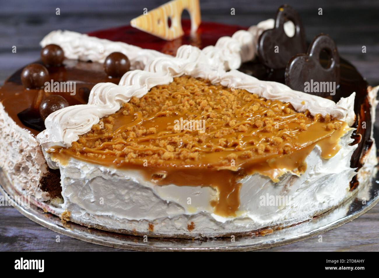 Un gâteau d'anniversaire, quatre quartiers différents gâteau crémeux spongieux pour les célébrations, biscuits et crème, pâte à tartiner au chocolat aux noisettes, baies, chocolat, caram Banque D'Images
