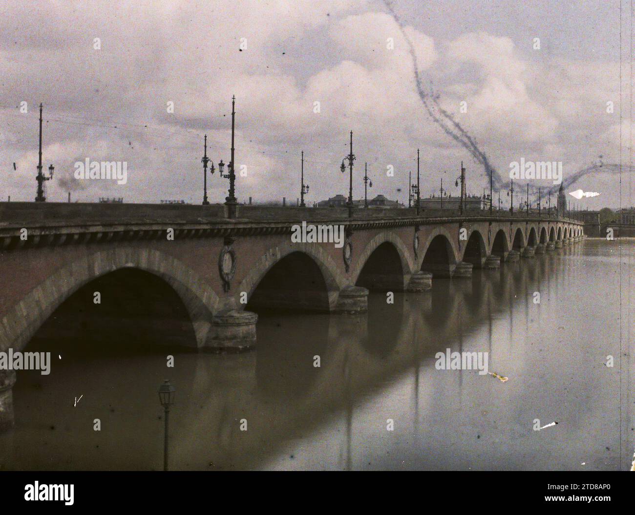 Bordeaux, France le pont de pierre, logement, Architecture, lampadaire, lampadaire, rivière, Génie civil, Pont, France, Bordeaux, pont de Pierre, Bordeaux, 01/01/1920 - 31/12/1920, Cuville, Fernand, 1920-1921 - Charente, Gironde, Basse-Pyrénées, Hautes Pyrénées - Fernand Cuville, Autochrome, photo, verre, Autochrome, photo, positif, horizontal, taille 9 x 12 cm Banque D'Images Bordeaux, France le pont de pierre, logement, Architecture, lampadaire, lampadaire, rivière, Génie civil, Pont, France, Bordeaux, pont de Pierre, Bordeaux, 01/01/1920 - 31/12/1920, Cuville, Fernand, 1920-1921 - Charente, Gironde, Basse-Pyrénées, Hautes Pyrénées - Fernand Cuville, Autochrome, photo, verre, Autochrome, photo, positif, horizontal, taille 9 x 12 cm Banque D'Images