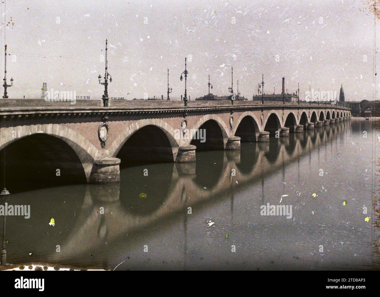 Bordeaux, France le pont de pierre, logement, Architecture, lampadaire, lampadaire, rivière, Génie civil, Pont, France, Bordeaux, pont de Pierre, Bordeaux, 01/01/1920 - 31/12/1920, Cuville, Fernand, 1920-1921 - Charente, Gironde, Basse-Pyrénées, Hautes Pyrénées - Fernand Cuville, Autochrome, photo, verre, Autochrome, photo, positif, horizontal, taille 9 x 12 cm Banque D'Images Bordeaux, France le pont de pierre, logement, Architecture, lampadaire, lampadaire, rivière, Génie civil, Pont, France, Bordeaux, pont de Pierre, Bordeaux, 01/01/1920 - 31/12/1920, Cuville, Fernand, 1920-1921 - Charente, Gironde, Basse-Pyrénées, Hautes Pyrénées - Fernand Cuville, Autochrome, photo, verre, Autochrome, photo, positif, horizontal, taille 9 x 12 cm Banque D'Images