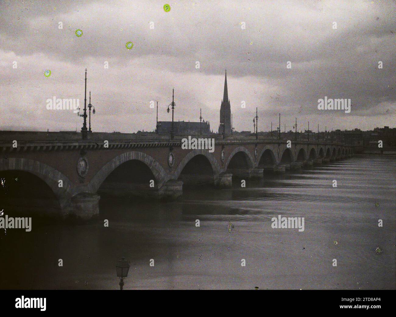 Bordeaux, France le pont de pierre, religion, logement, Architecture, lampadaire, lampadaire, Église, Rivière, Christianisme, Génie civil, clocher, Pont, Architecture religieuse, France, Bordeaux, pont du Pierre, Bordeaux, 01/01/1920 - 31/12/1920, Cuville, Fernand, 1920-1921 - Charente, Gironde, Basse-Pyrénées, Hautes Pyrénées - Fernand Cuville, Autochrome, photo, verre, Autochrome, photo, positif, horizontal, taille 9 x 12 cm Banque D'Images Bordeaux, France le pont de pierre, religion, logement, Architecture, lampadaire, lampadaire, Église, Rivière, Christianisme, Génie civil, clocher, Pont, Architecture religieuse, France, Bordeaux, pont du Pierre, Bordeaux, 01/01/1920 - 31/12/1920, Cuville, Fernand, 1920-1921 - Charente, Gironde, Basse-Pyrénées, Hautes Pyrénées - Fernand Cuville, Autochrome, photo, verre, Autochrome, photo, positif, horizontal, taille 9 x 12 cm Banque D'Images