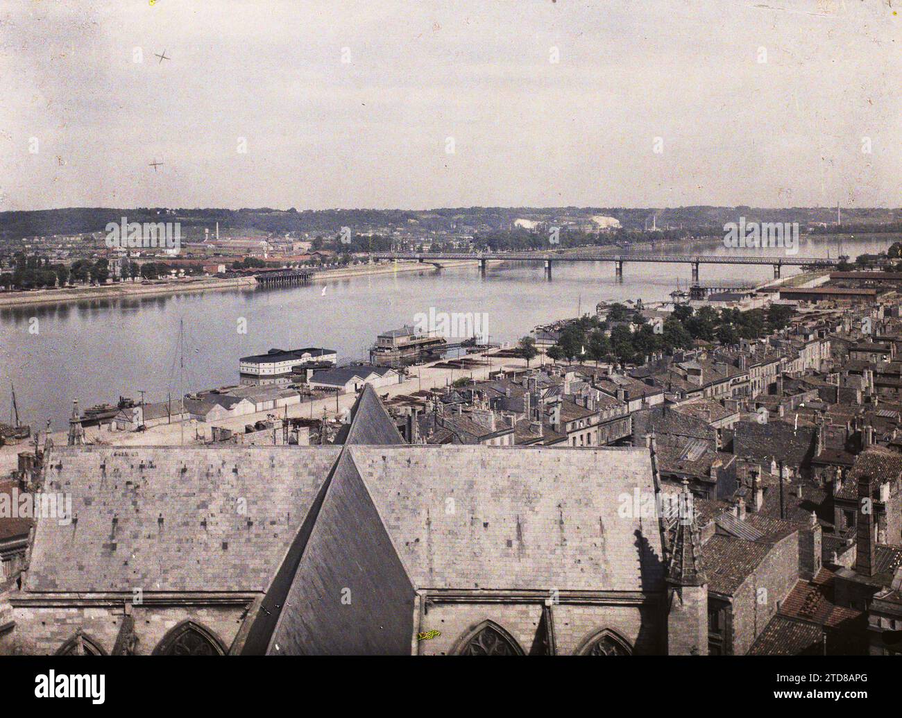 Bordeaux, France Panorama de la ville depuis la tour Saint-Michel, Habitat, Architecture, nature, Environnement, Église, Rivière, Génie civil, hydrographie, Panorama de la zone urbaine, Pont, France, Bordeaux, Panorama de Bordeaux (pris du haut de la Tour St Michel), Bordeaux, 01/01/1920 - 31/12/1920, Cuville, Fernand, 1920-1921 - Charente, Gironde, Basse-Pyrénées, Hautes Pyrénées - Fernand Cuville, Autochrome, photo, verre, Autochrome, photo, positif, horizontal, taille 9 x 12 cm Banque D'Images