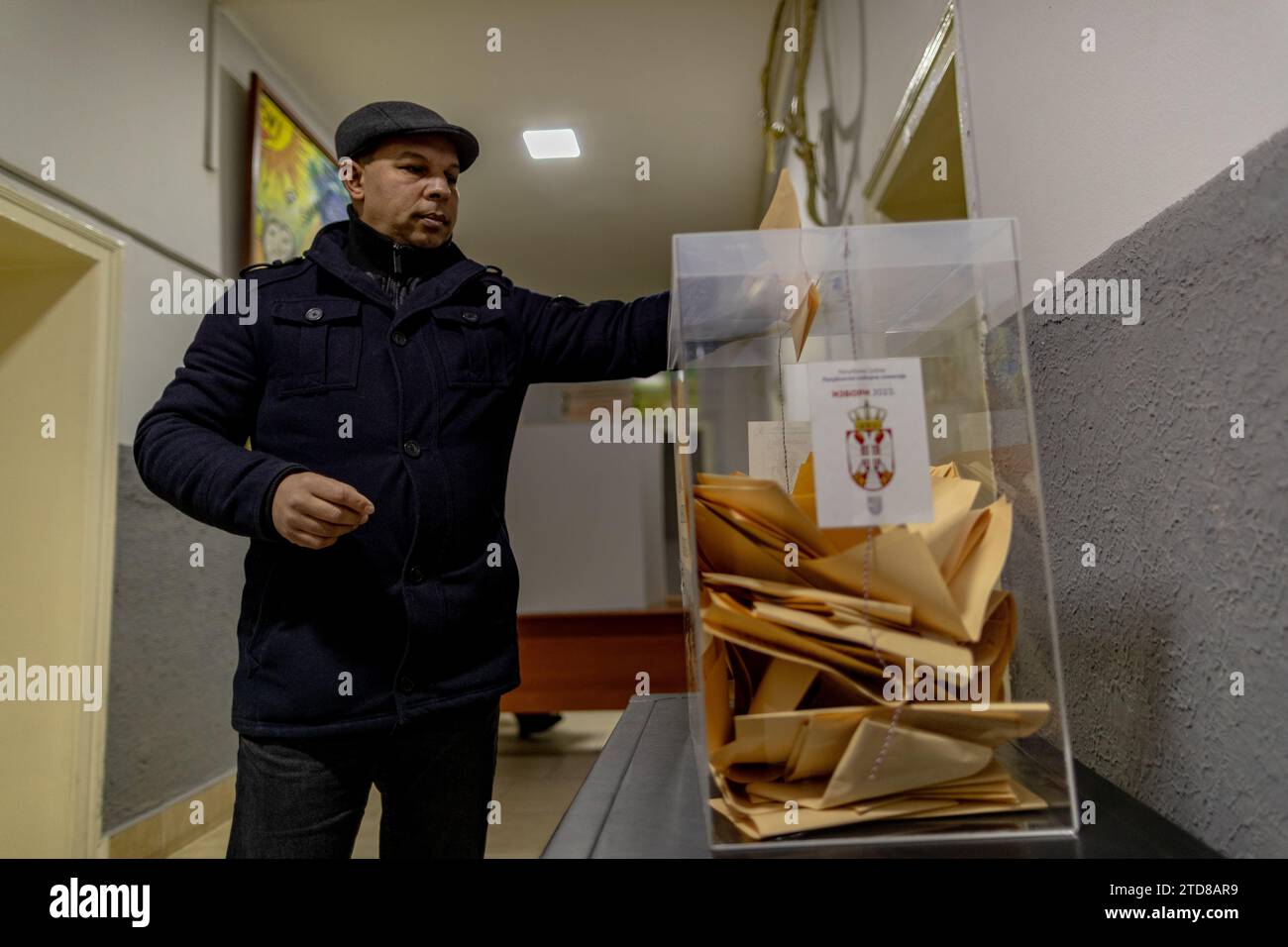 Bujanovac, Serbie. 17 décembre 2023. Un électeur est photographié dans un bureau de vote à Bujanovac, en Serbie, où un citoyen vote aux élections législatives et locales du dimanche 17 décembre 2023. Cette importante élection serbe met en cause le Parti progressiste serbe (SNS) du président Aleksandar Vucic par un groupe de partis d'opposition pro-occidentaux. Cette coalition comprend notamment Vojislav Seselj, un personnage précédemment condamné par la Haye. Crédit : VX Pictures/Alamy Live News Banque D'Images