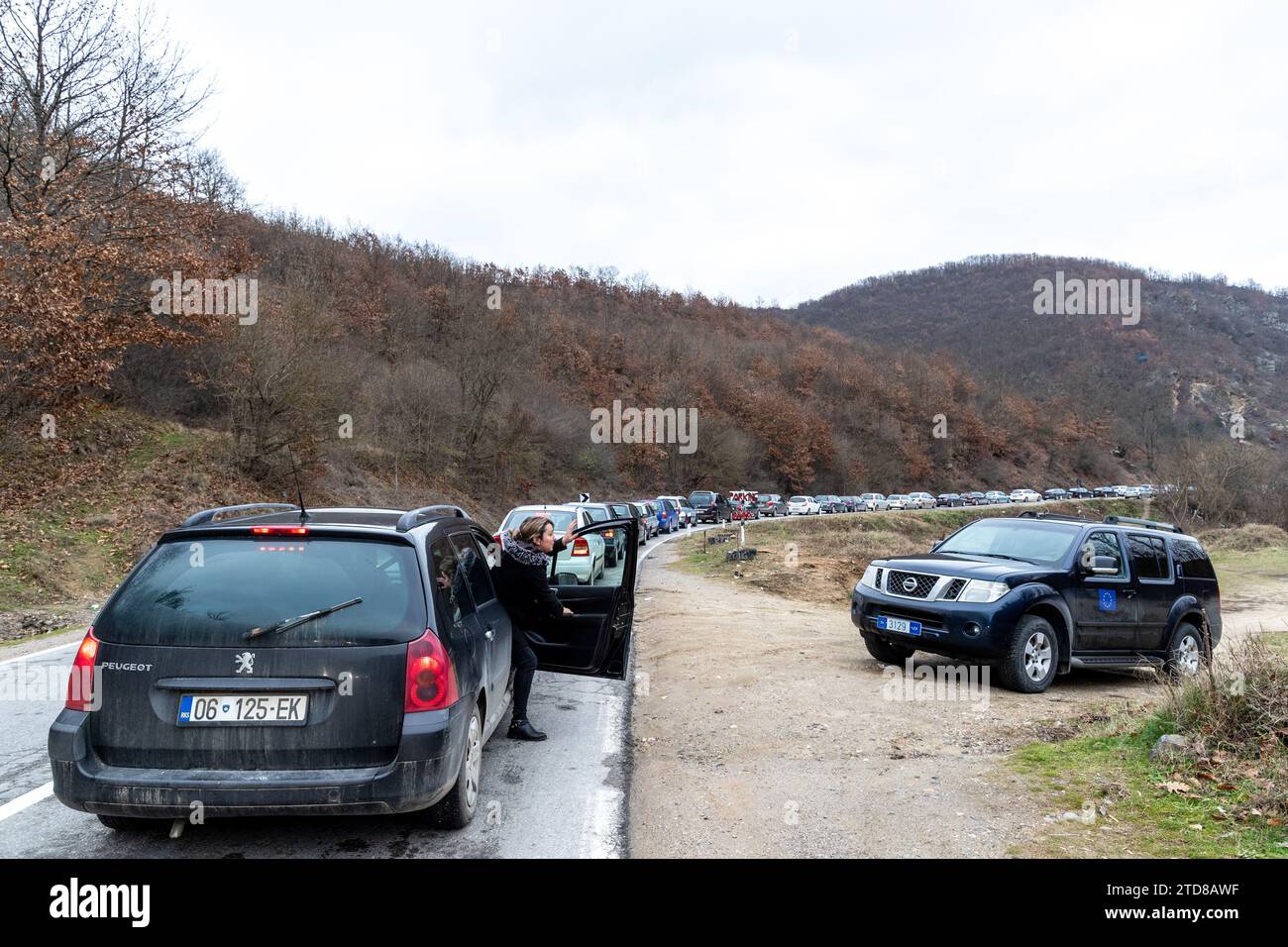 Dheu i Bardhe, Kosovo. 17 décembre 2023. Les Albanais de souche de Serbie vivant au Kosovo, aux côtés des Serbes de souche résidant au Kosovo, ont formé des lignes au passage frontalier de Dheu i Bardhe au Kosovo à Konculj en Serbie le dimanche 17 décembre 2023. Ils se sont réunis pour voter lors des élections nationales en Serbie. (VX photo / Vudi Xhymshiti crédit : VX Pictures / Alamy Live News Banque D'Images