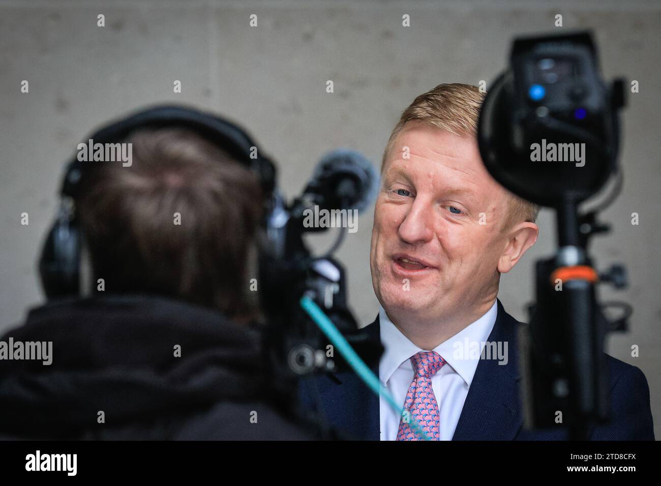 Londres, Royaume-Uni. 17 décembre 2023. Oliver Dowden, député, vice-premier ministre du Royaume-Uni, est vu à la BBC pour le programme du dimanche matin. Le politicien du Parti conservateur britannique parle aux médias à l'extérieur. Dowden, également chancelier du duché de Lancaster et secrétaire d'État au Cabinet Office, est député de Hertsmere depuis 2015. Crédit : Imageplotter/Alamy Live News Banque D'Images