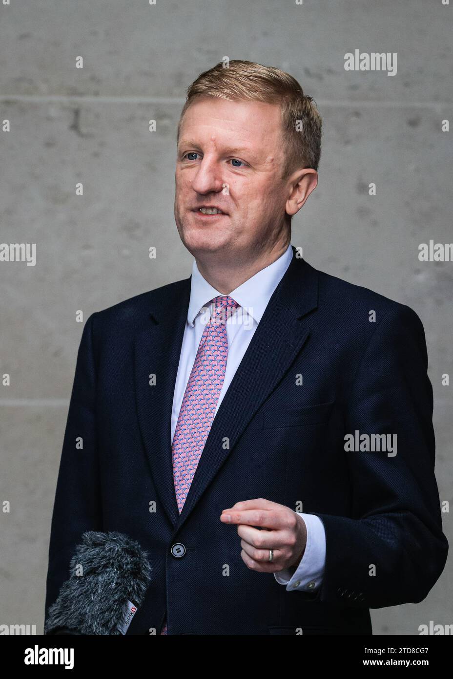 Londres, Royaume-Uni. 17 décembre 2023. Oliver Dowden, député, vice-premier ministre du Royaume-Uni, est vu à la BBC pour le programme du dimanche matin. Le politicien du Parti conservateur britannique parle aux médias à l'extérieur. Dowden, également chancelier du duché de Lancaster et secrétaire d'État au Cabinet Office, est député de Hertsmere depuis 2015. Crédit : Imageplotter/Alamy Live News Banque D'Images
