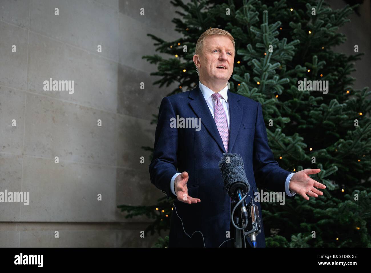Londres, Royaume-Uni. 17 décembre 2023. Oliver Dowden, député, vice-premier ministre du Royaume-Uni, est vu à la BBC pour le programme du dimanche matin. Le politicien du Parti conservateur britannique parle aux médias à l'extérieur. Dowden, également chancelier du duché de Lancaster et secrétaire d'État au Cabinet Office, est député de Hertsmere depuis 2015. Crédit : Imageplotter/Alamy Live News Banque D'Images
