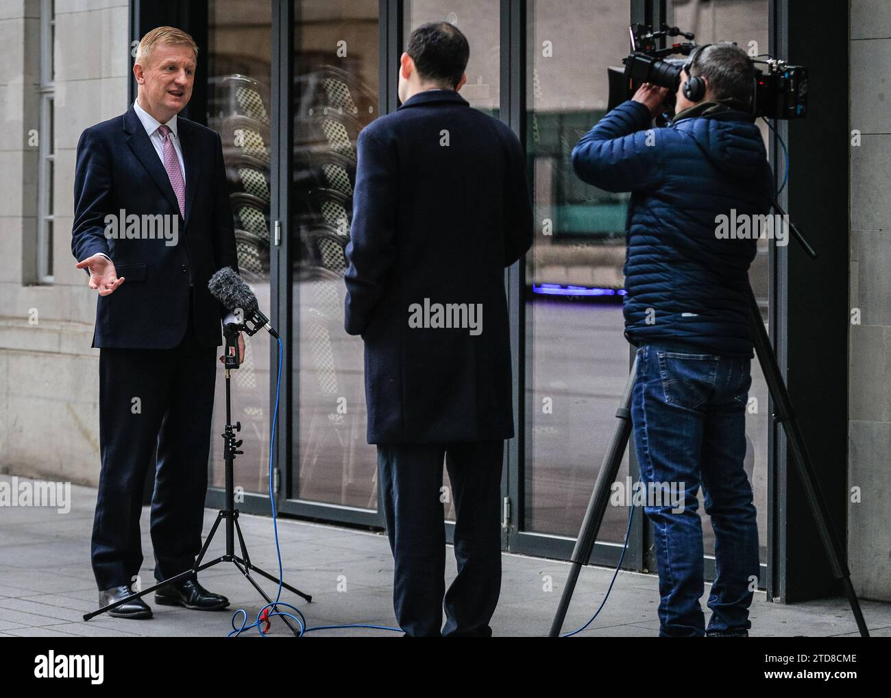 Londres, Royaume-Uni. 17 décembre 2023. Oliver Dowden, député, vice-premier ministre du Royaume-Uni, est vu à la BBC pour le programme du dimanche matin. Le politicien du Parti conservateur britannique parle aux médias à l'extérieur. Dowden, également chancelier du duché de Lancaster et secrétaire d'État au Cabinet Office, est député de Hertsmere depuis 2015. Crédit : Imageplotter/Alamy Live News Banque D'Images