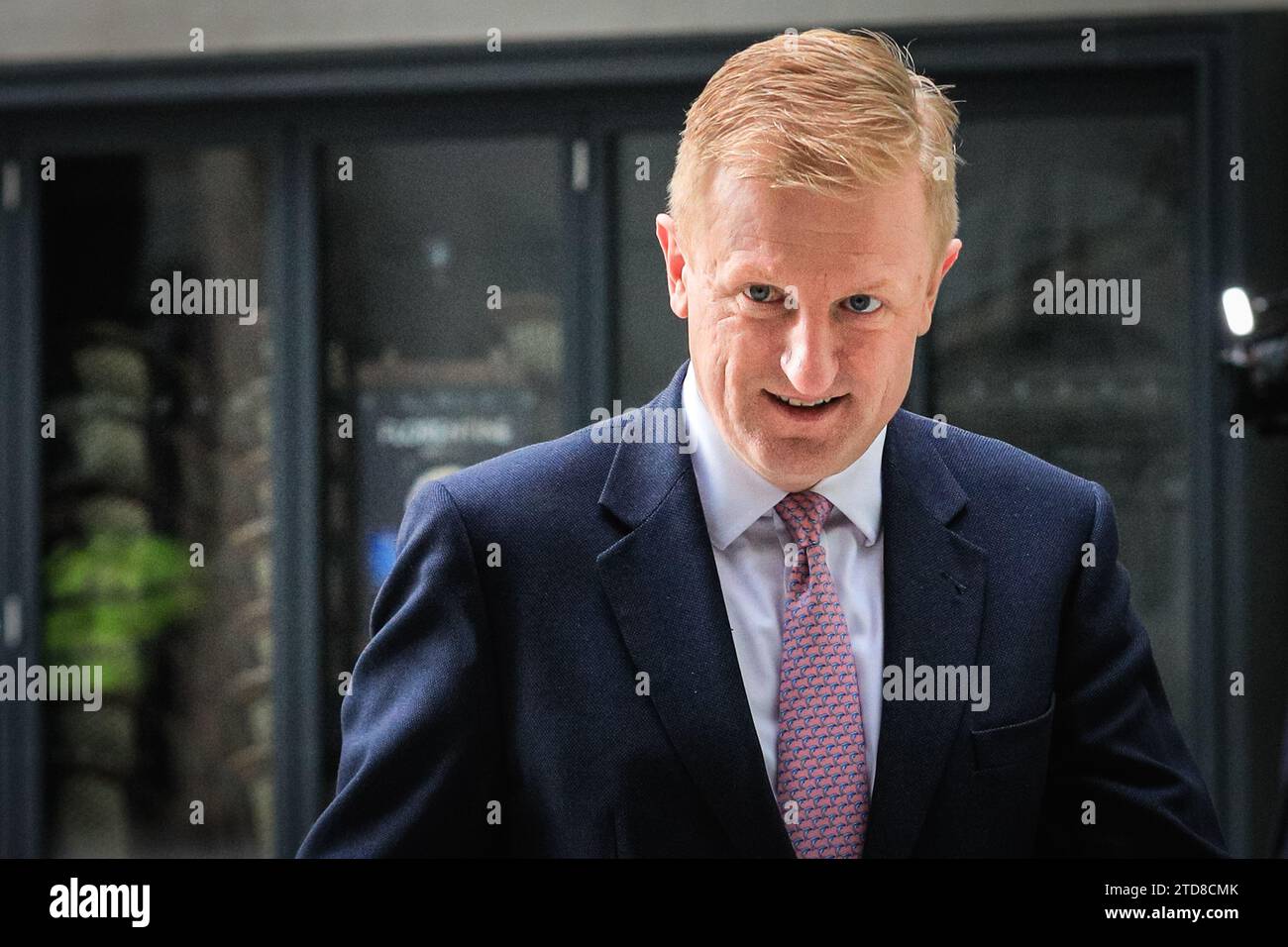 Londres, Royaume-Uni. 17 décembre 2023. Oliver Dowden, député, vice-premier ministre du Royaume-Uni, est vu à la BBC pour le programme du dimanche matin. Le politicien du Parti conservateur britannique parle aux médias à l'extérieur. Dowden, également chancelier du duché de Lancaster et secrétaire d'État au Cabinet Office, est député de Hertsmere depuis 2015. Crédit : Imageplotter/Alamy Live News Banque D'Images