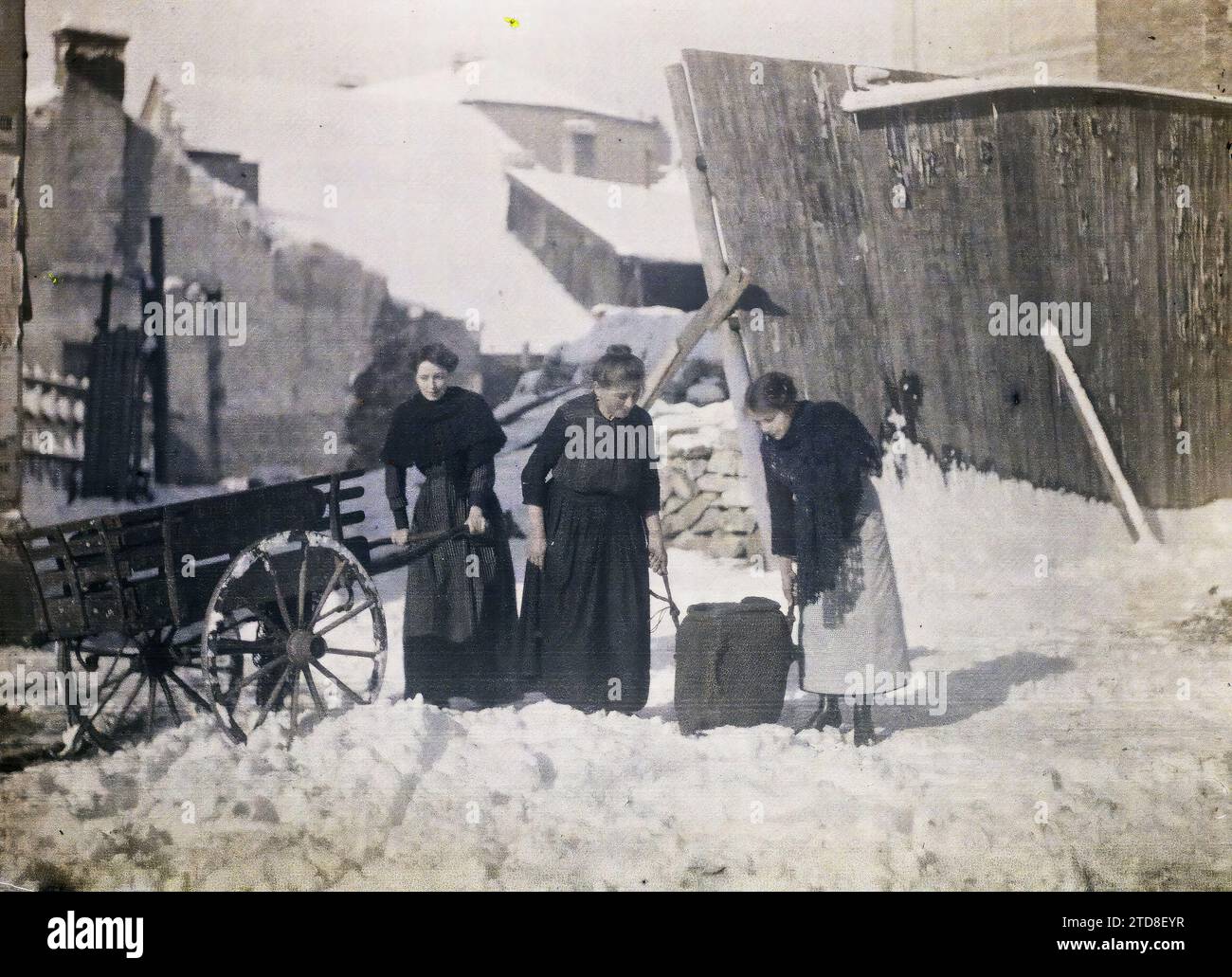 Reims, Marne, Champagne, France femmes porteuses de charbon, êtres humains, transport, vie quotidienne, première Guerre mondiale, femme, chariot, neige, chariot, vie domestique, retour, France, Reims, femmes portant du charbon, Reims, 01/01/1917 - 31/12/1917, Cuville, Fernand, 1917 - Marne - Fernand Cuville (Section photographique de l'armée), Autochrome, photo, verre, Autochrome, photo, positive Banque D'Images