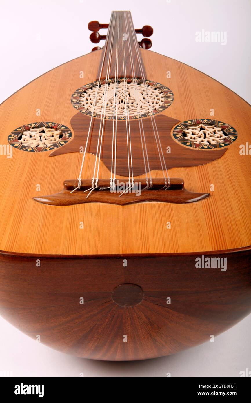 Oud égyptien. 11 cordes avec des trous sonores hautement décorés. Instrument à cordes. Banque D'Images