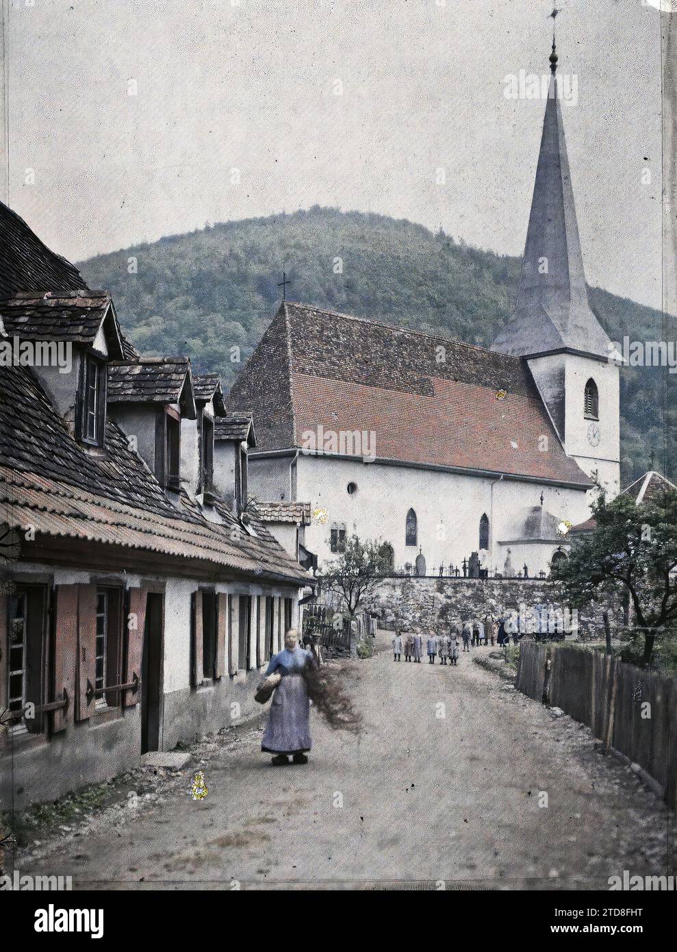 Sewen, Haut-Rhin, Alsace, France Street, vie quotidienne, êtres humains, première Guerre mondiale, logement, Architecture, Église, scène de travail, enfant, vie rurale, scène de rue, avant, rue, quartier, France, Sewen, rue, Sewen, 01/06/1917 - 01/06/1917, Castelnau, Paul, 1917 - Alsace - Paul Castelnau (Section photographique de l'armée) - (juin), Autochrome, photo, verre, Autochrome, photo, positif, vertical, taille 9 x 12 cm Banque D'Images