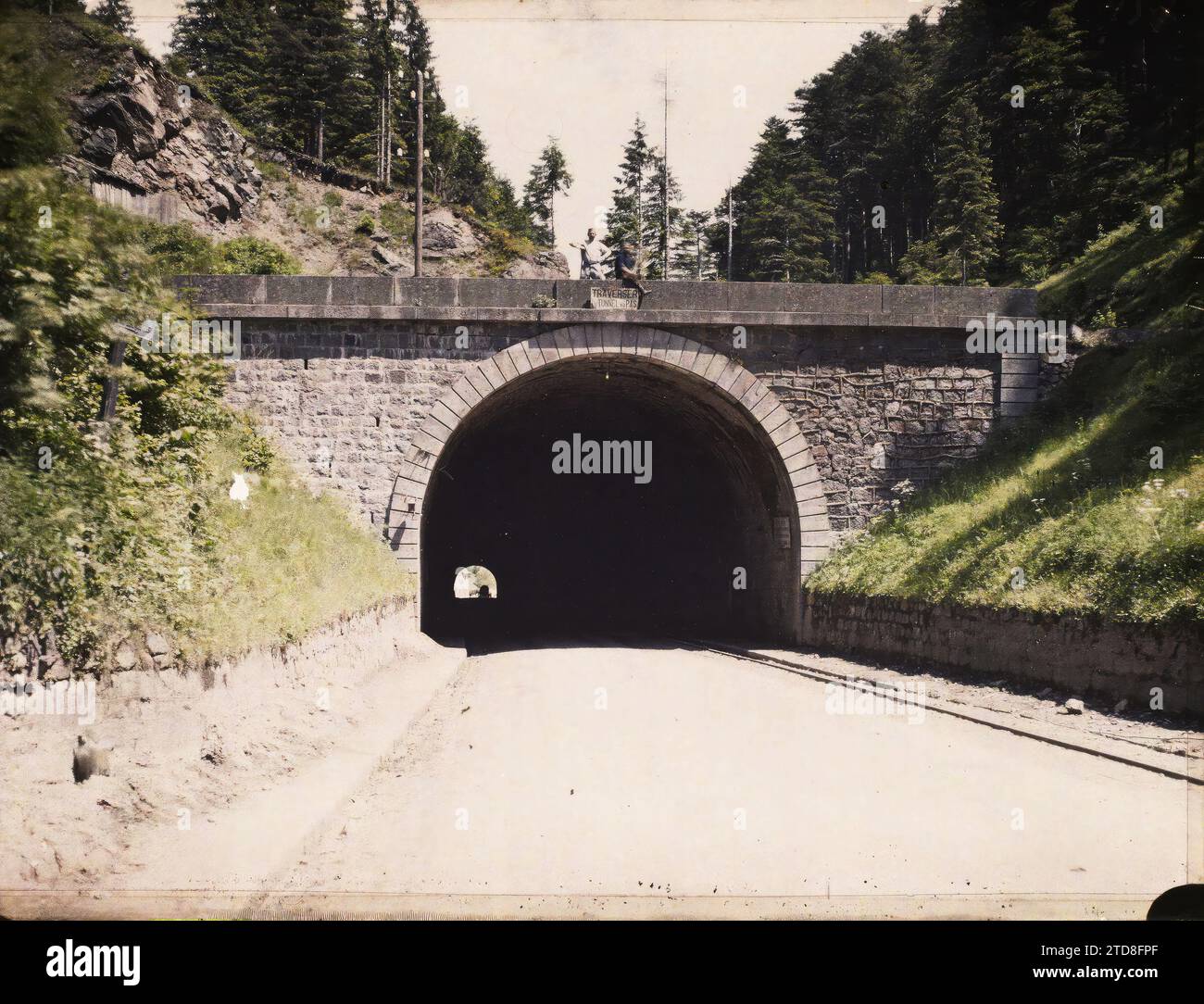 Col de Bussang, Haut-Rhin, Vosges, Alsace, Lorraine, France [tunnel de] Col de Bussang. West Side, première Guerre mondiale, Habitat, Architecture, Inscription, information, êtres humains, arrière avant, frontière, route, tunnel, Génie civil, signalisation, Homme, France, col de Bussang, West Side, Haut-Rhin, Bussang [col], 07/06/1917 - 07/06/1917, Castelnau, Paul, 1917 - Alsace - Paul Castelnau (Section photographique de l'armée) - (juin), Autochrome, photo, verre, Autochrome, photo, positif, horizontal, taille 9 x 12 cm Banque D'Images