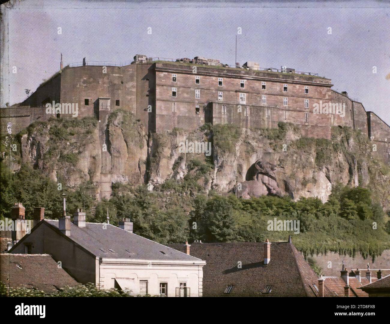 Belfort, France le lion et la citadelle Vauban, Animal, Art, Habitat, Architecture, statue, animal représenté, animal fantastique, Sculpture, Architecture fortifiée, forteresse, Lion, fortifications, Renaissance, falaise, Belfort, la Citadelle & le Lion, territoire de Belfort, 17/06/1917 - 17/06/1917, Castelnau, Paul, 1917 - Alsace - Paul Castelnau (Section photographique de l'armée) - (juin), Autochrome, photo, verre, Autochrome, photo, positif, horizontal, taille 9 x 12 cm Banque D'Images