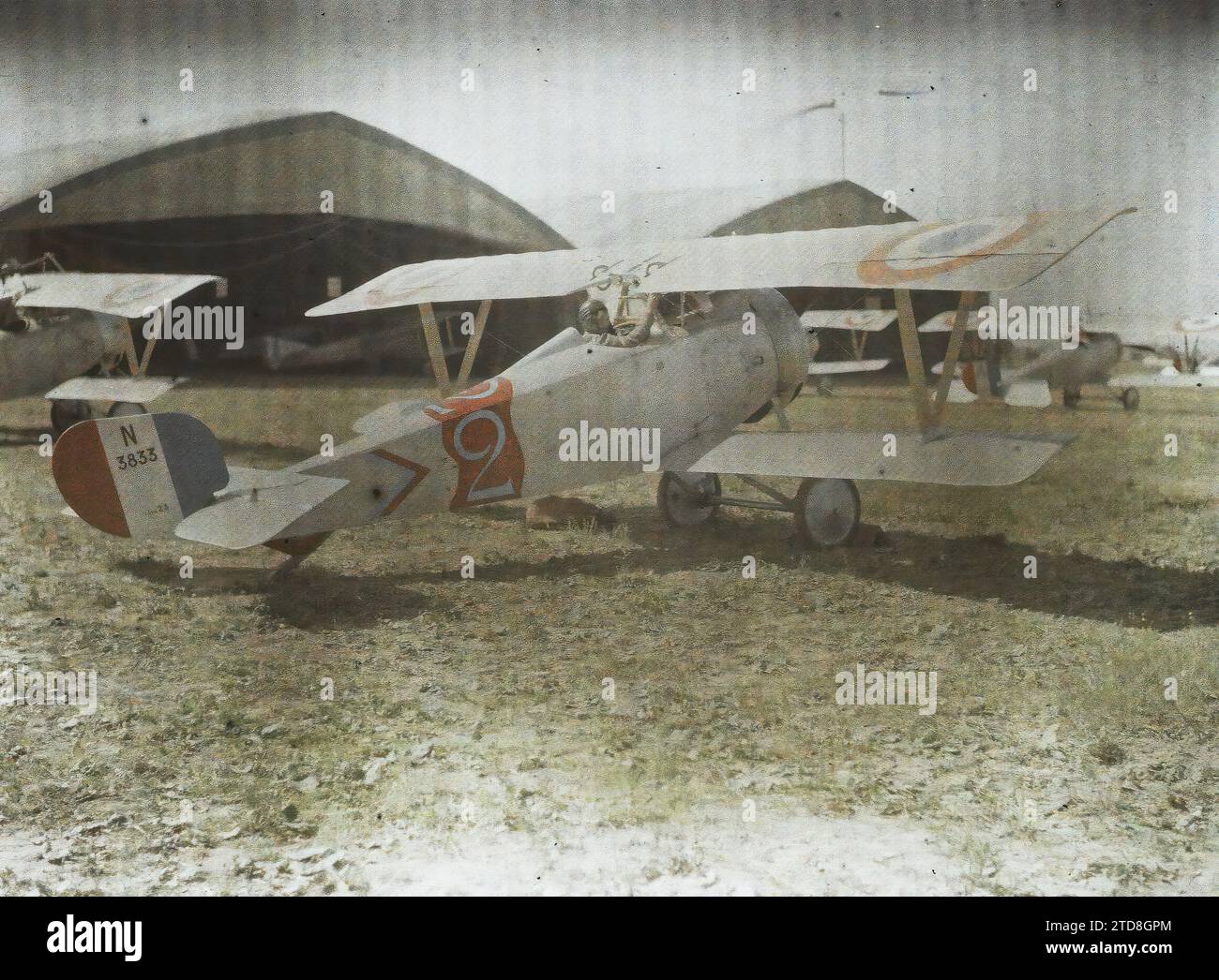 Soissons, Aisne, France Nieuport biplans devant les hangars, première Guerre mondiale, personnes, Société, Aérodrome, avion, dos, drapeau, Homme, Armée, France, Soissons, Nieuport Biplan, Soissons, 27/05/1917 - 27/05/1917, Cuville, Fernand, 1917 - Aisne - Fernand Cuville (Section photographique de l'armée) - (mai-juillet), Autochrome, photo, verre, Autochrome, photo, positif, horizontal, taille 9 x 12 cm Banque D'Images