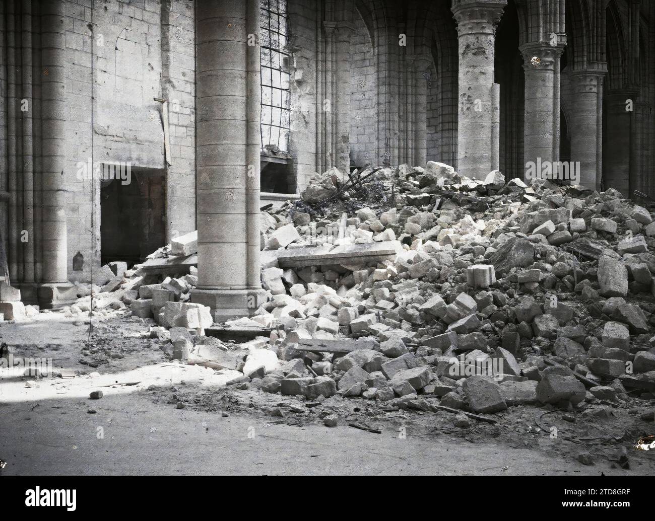 Soissons, Aisne, France Cathédrale de Soissons, débris de la voûte, Art, première Guerre mondiale, Habitat, Architecture, Église, Sculpture, colonne, ruines, bombardement, architecture religieuse, France, Soissons, Cathédrale de Soissons ( débris de la voûte ), Soissons, 30/05/1917 - 30/05/1917, Cuville, Fernand, 1917 - Aisne - Fernand Cuville (Section photographique de l'armée) - (mai-juillet), Autochrome, photo, verre, Autochrome, photo, positif, horizontal, taille 9 x 12 cm Banque D'Images