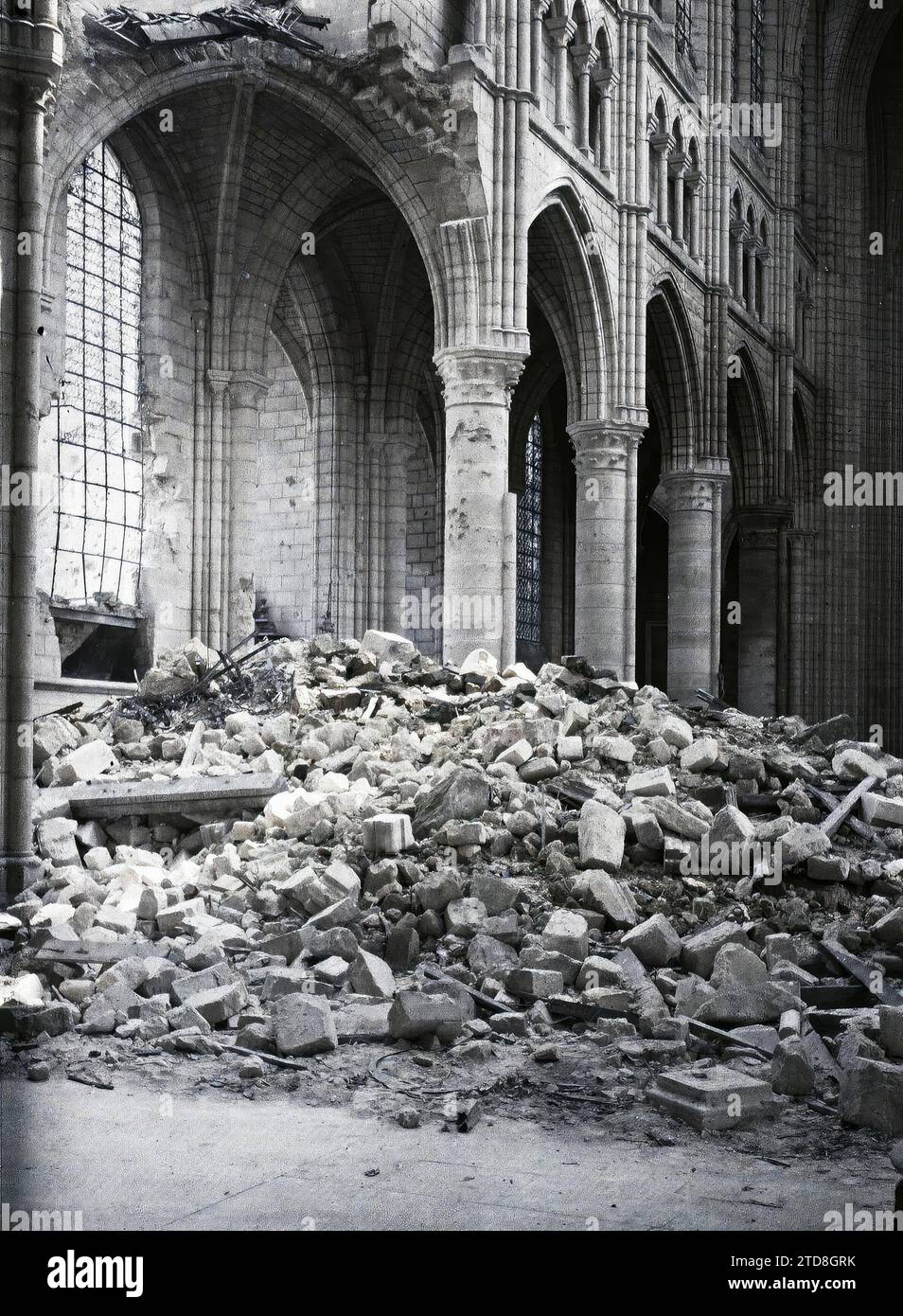 Soissons, Aisne, France Cathédrale de Soissons, débris de la voûte, religion, Art, première Guerre mondiale, Habitat, architecture, Église, Christianisme, Sculpture, colonne, ruines, bombardement, architecture religieuse, France, Soissons, cathédrale de Soissons (débris de la voûte), Soissons, 30/05/1917 - 30/05/1917, Cuville, Fernand, 1917 - Aisne - Fernand Cuville (Section photographique de l'armée) - (mai-juillet), Autochrome, photo, verre, Autochrome, photo, positif, horizontal, taille 9 x 12 cm Banque D'Images