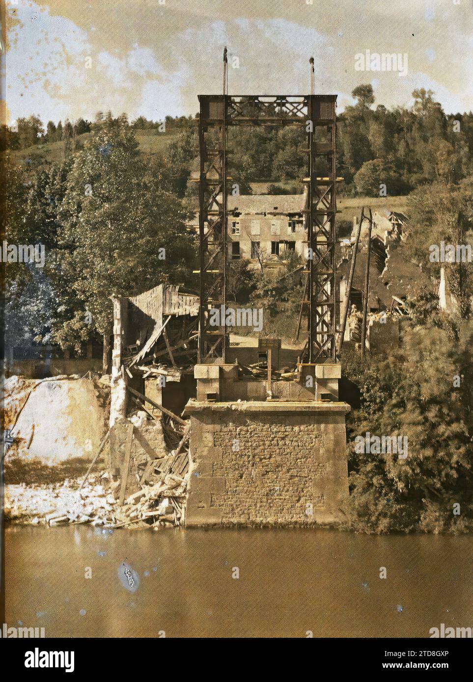 Pommiers, Aisne, France le pont détruit par les Allemands en 1917 lors de leur retraite, logement, Architecture, première Guerre mondiale, Génie civil, rivière, logement, ruines, avant, pont, France, pommiers, le pont détruit (Pommiers), Pommiers, 30/05/1917 - 30/05/1917, Cuville, Fernand, 1917 - Aisne - Fernand Cuville (Section photographique de l'armée) - (mai-juillet), Autochrome, photo, verre, Autochrome, photo, positif, vertical, taille 9 x 12 cm Banque D'Images