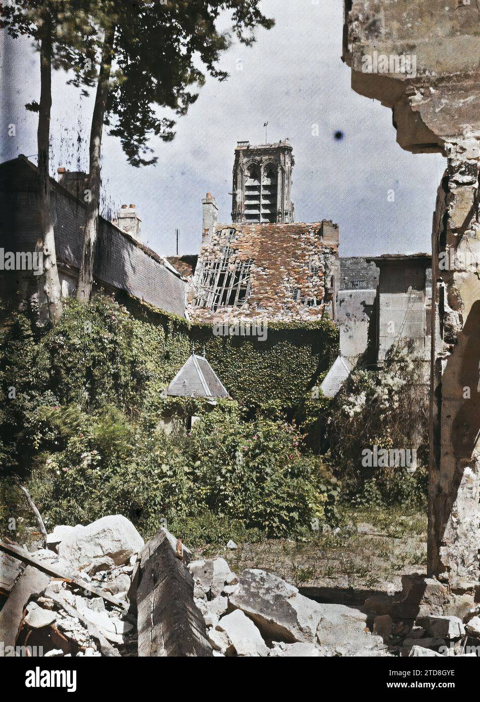 Soissons, Aisne, France ruines rue des minimes, en arrière-plan la cathédrale, logement, Architecture, première Guerre mondiale, Eglise, toit, tour, clocher, logement, ruines, bombardement, architecture religieuse, France, Soissons, intérieur rue des minimes, Soissons, 01/06/1917 - 30/06/1917, Cuville, Fernand, 1917 - Aisne - Fernand Cuville (Section photographique de l'armée) - (mai-juillet), Autochrome, photo, verre, Autochrome, photo, positif, vertical, taille 9 x 12 cm Banque D'Images