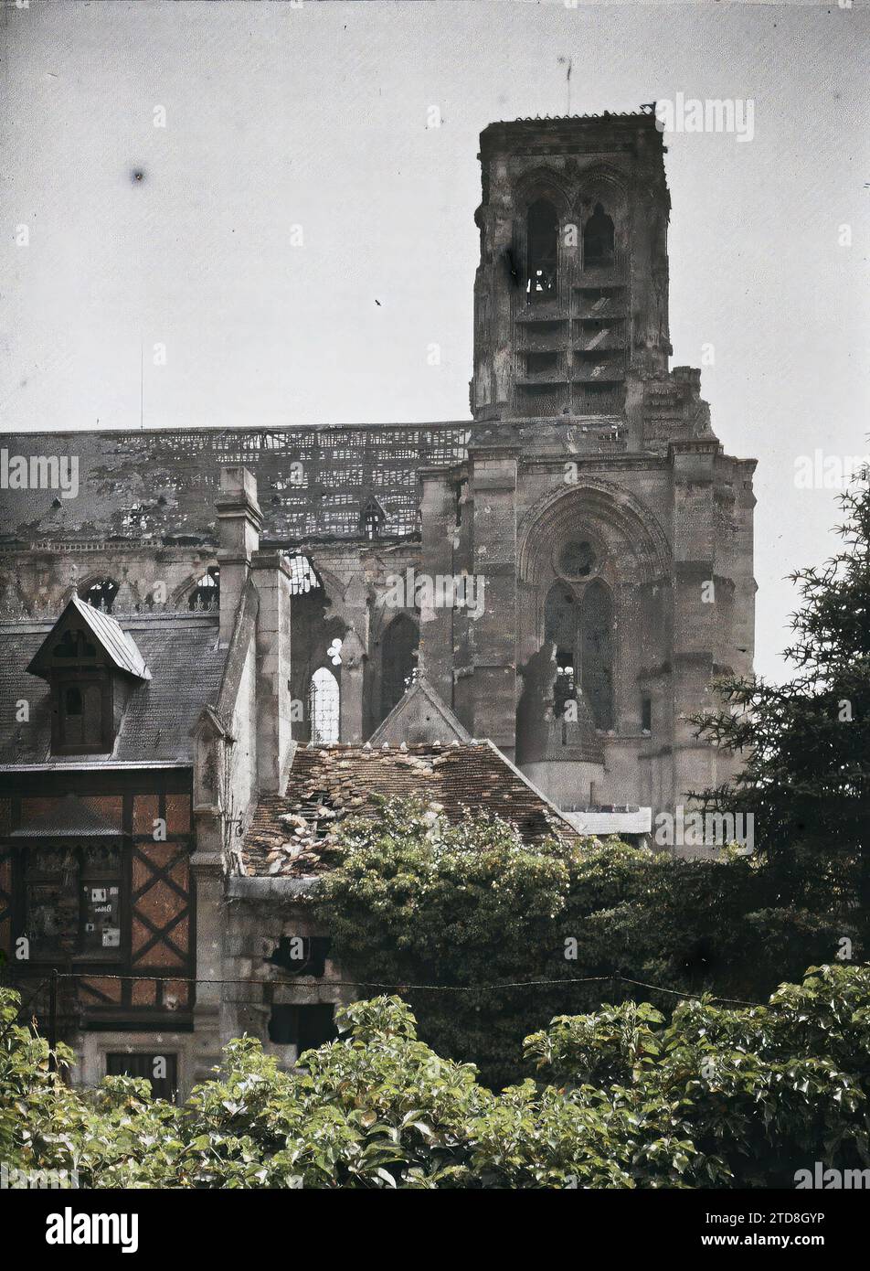 Soissons, Aisne, France la cathédrale et une maison ancienne, Habitat, Architecture, première Guerre mondiale, toiture, tour, clocher, habitation, ruines, bombardement, arc, arcade, arche, architecture religieuse, France, Soissons, Cathédrale de Soissons (extérieur), Soissons, 01/06/1917 - 30/06/1917, Cuville, Fernand, 1917 - Aisne - Fernand Cuville (Section photographique de l'armée) - (mai-juillet), Autochrome, photo, verre, Autochrome, photo, positif, vertical, taille 9 x 12 cm Banque D'Images