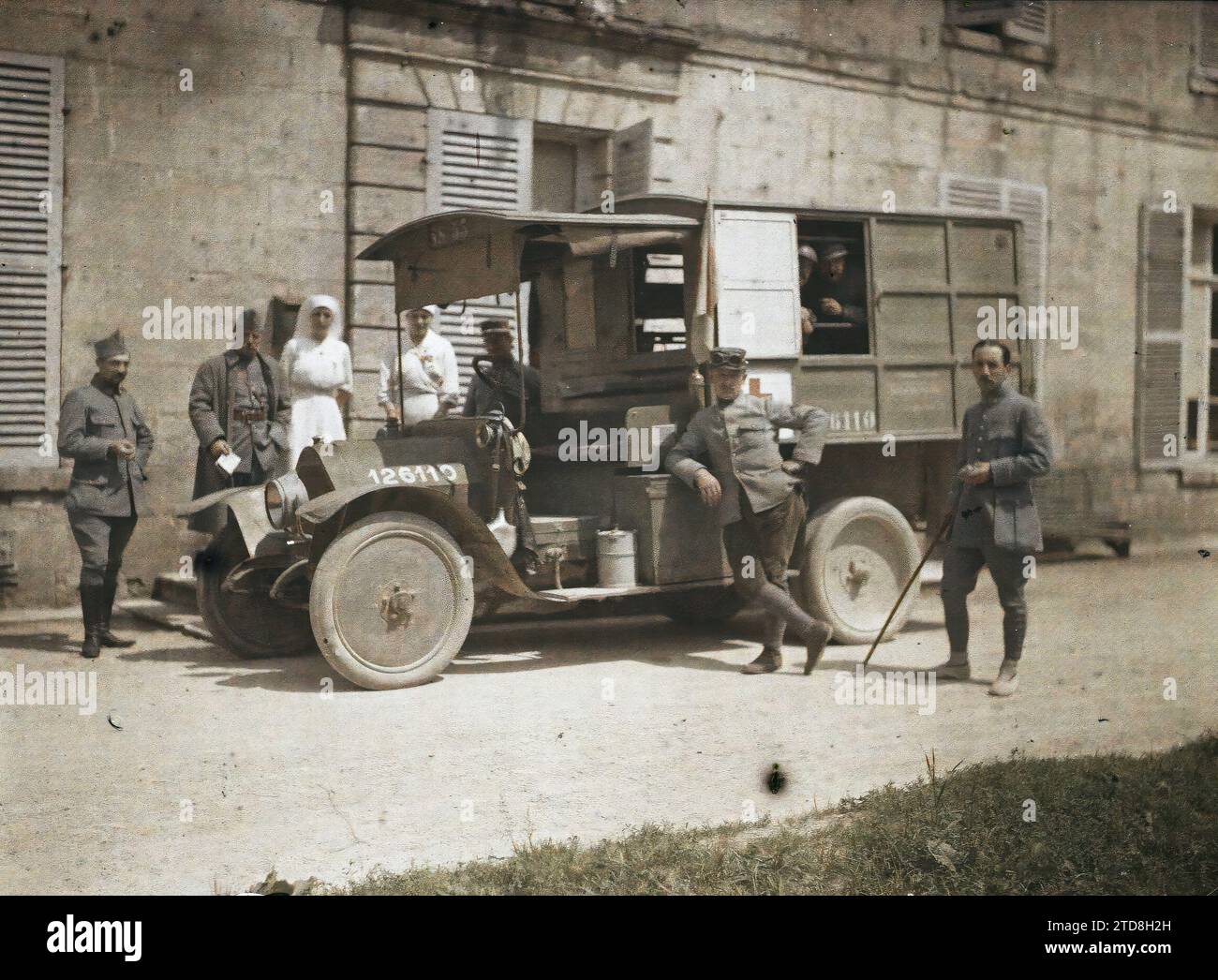 Vauxbuin, Aisne, France Ambulance voiture entourée de soldats et d'infirmières, êtres humains, personnalité, vêtements, transport, santé, première Guerre mondiale, Femme, personnalité militaire, uniforme militaire, transport automobile, Portrait de groupe, Centre de soins, vêtements de travail, vue arrière, personnel médical, Man, France, Soissons, Ambulance car, Vauxbuin, 01/06/1917 - 30/06/1917, Cuville, Fernand, 1917 - Aisne - Fernand Cuville (Section photographique de l'armée) - (mai-juillet), Autochrome, photo, verre, Autochrome, photo, positif, horizontal, taille 9 x 12 cm Banque D'Images