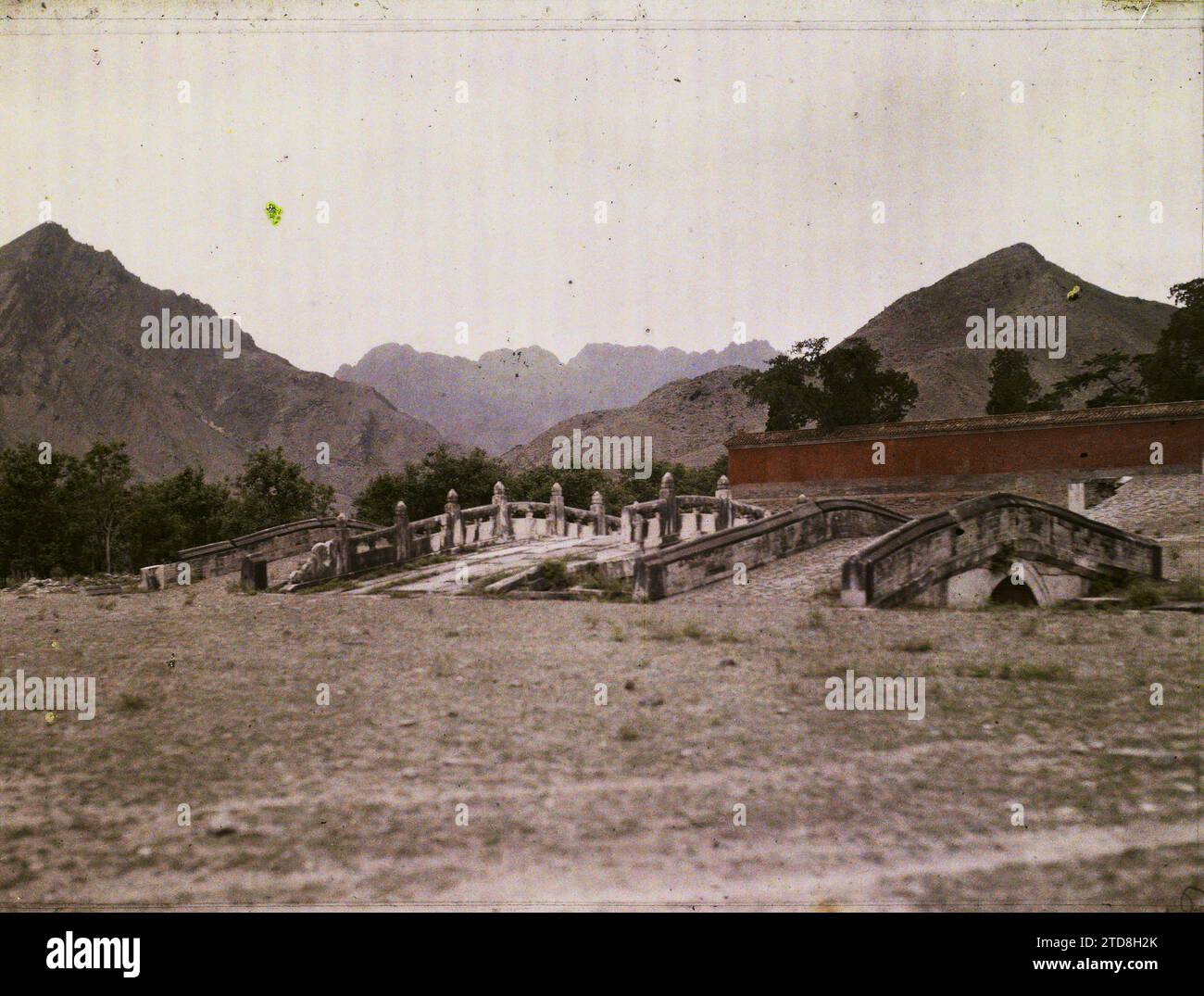 Changping, Chine Ming Shisanling ('treize tombes des Ming'), nature, Environnement, personnalité, Habitat, architecture, Art, Paysage, Mont, montagne, personnalité politique, Tombeau, Cimetière, Génie civil, Architecture funéraire, empereur, Moyen âge, Pont, Architecture religieuse, PET Chili, Pékin, Tombeau Ming, entrée de l'enceinte de la tombe d'un des membres de la dynastie, Changping, 01/06/1913 - 01/06/1913, Passet, Stéphane, photographe, 1913 - Chine - Stéphane Passet, Autochrome, photo, verre, Autochrome, photo, positif, horizontal, taille 9 x 12 cm Banque D'Images