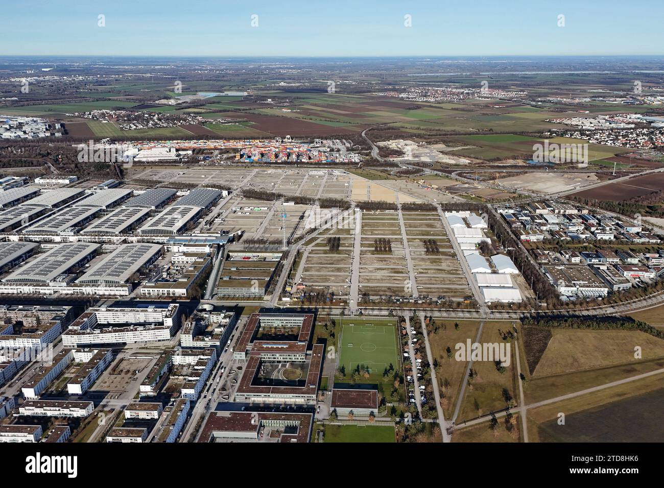 Luftbild Muenchen Messestadt Riem am 17.12.2023 . Freiegelaende Parkplatz Neue Messe Muenchen
