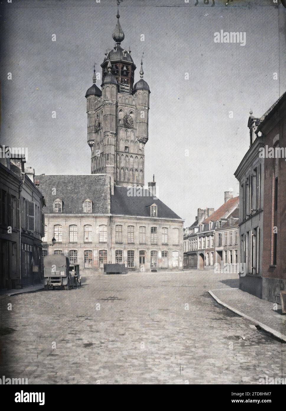Bergues, Nord, France, Habitat, Architecture, première Guerre mondiale, Art, Tour, horloge, Architecture civile publique, route pavée, Retour, rue, quartier, Moyen âge, France, Beffroi, Bergues, 31/08/1917 - 31/08/1917, Castelnau, Paul, 1917 - Nord de la France, Belgique - Paul Castelnau (Section photographique de l'armée) - (1-5 septembre), Autochrome, photo, verre, Autochrome, photo, positive Banque D'Images
