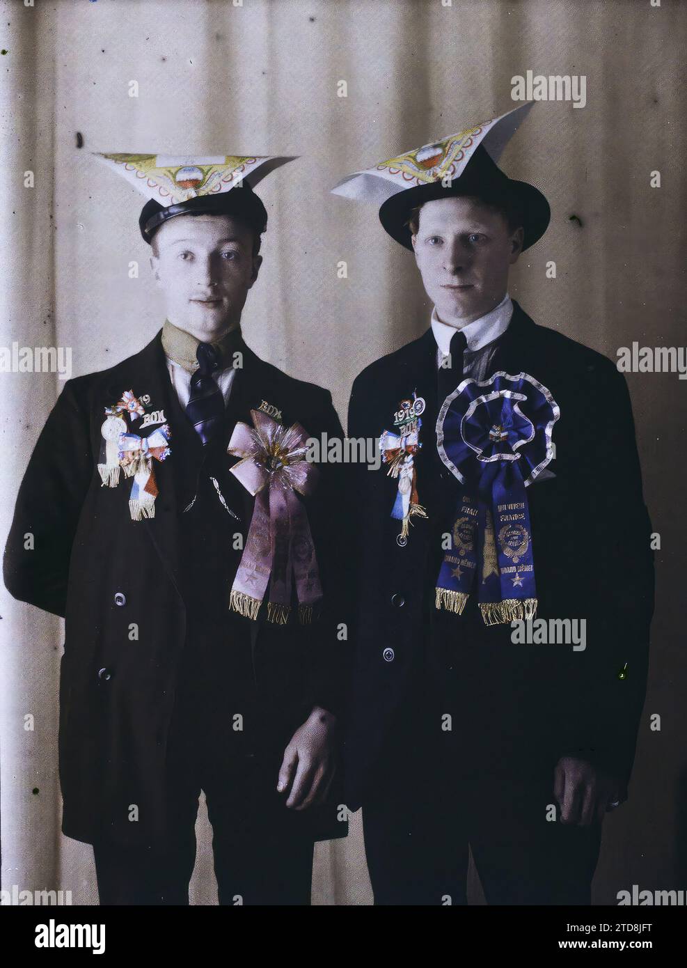 Propriété de Albert Kahn, Boulogne, France Monsieur Béyenval et Alfred Lemaire, êtres humains, image naufragée, Portrait de Groupe, Médaille, décoration, coiffure, coiffures, patriotisme, Homme, France, Boulogne, Portraits MR Béyenval de Tergnier ( Aisne ), (cocarde rose) et MR Lemaire Alfred de St Simon (Aisne), (cocarde pourpre), Boulogne propriété d'Albert Kahn, 27/02/1918 - 27/02/1918, Léon, Auguste, photographe, autochrome, photo, verre, autochrome, photo, positif, vertical, taille 9 x 12 cm Banque D'Images