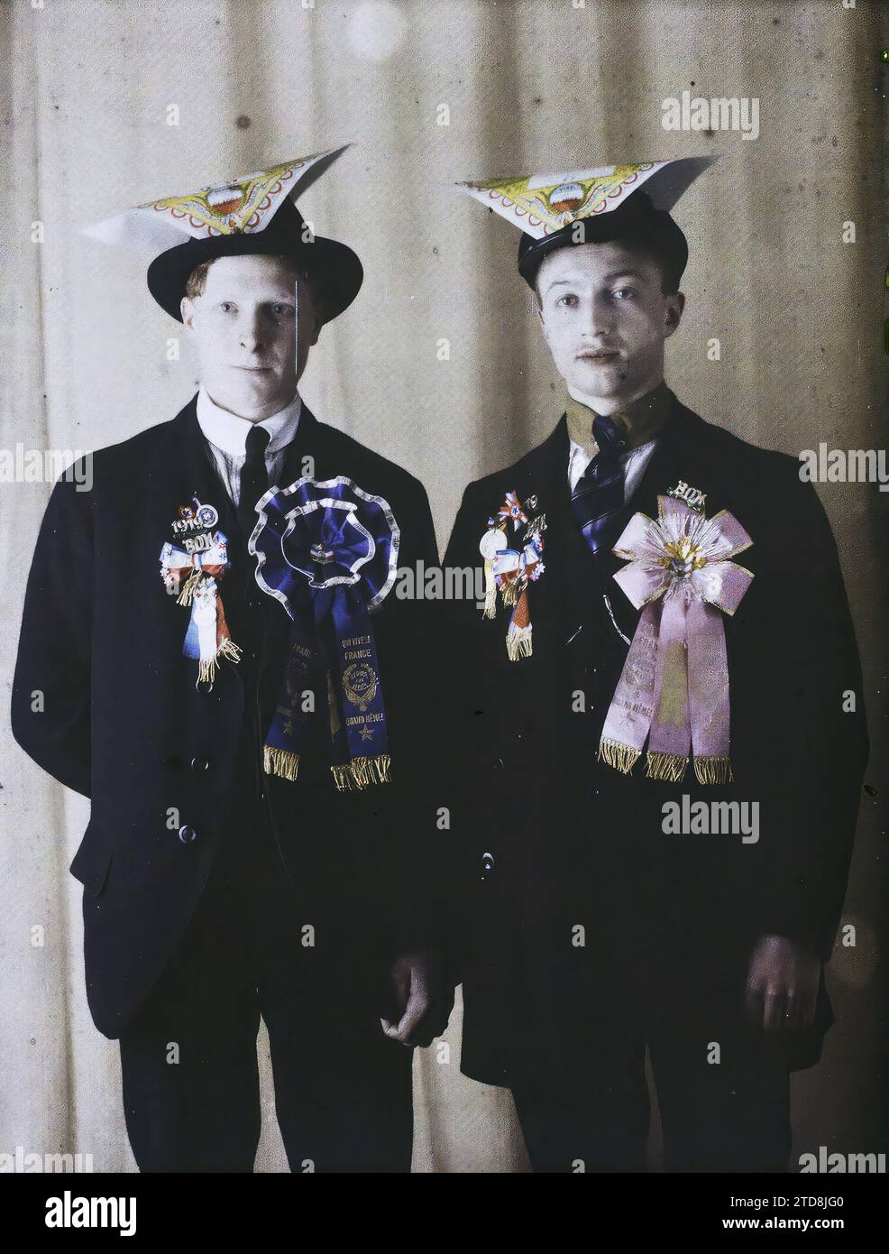 Propriété de Albert Kahn, Boulogne, France Monsieur Béyenval et Alfred Lemaire, êtres humains, image naufragée, Portrait de Groupe, Médaille, décoration, coiffure, coiffures, patriotisme, Homme, France, Boulogne, Portraits MR Béyenval de Tergnier ( Aisne ), (cocarde rose) et MR Lemaire Alfred de St Simon (Aisne), (cocarde pourpre), Boulogne propriété d'Albert Kahn, 27/02/1918 - 27/02/1918, Léon, Auguste, photographe, autochrome, photo, verre, autochrome, photo, positif, vertical, taille 9 x 12 cm Banque D'Images