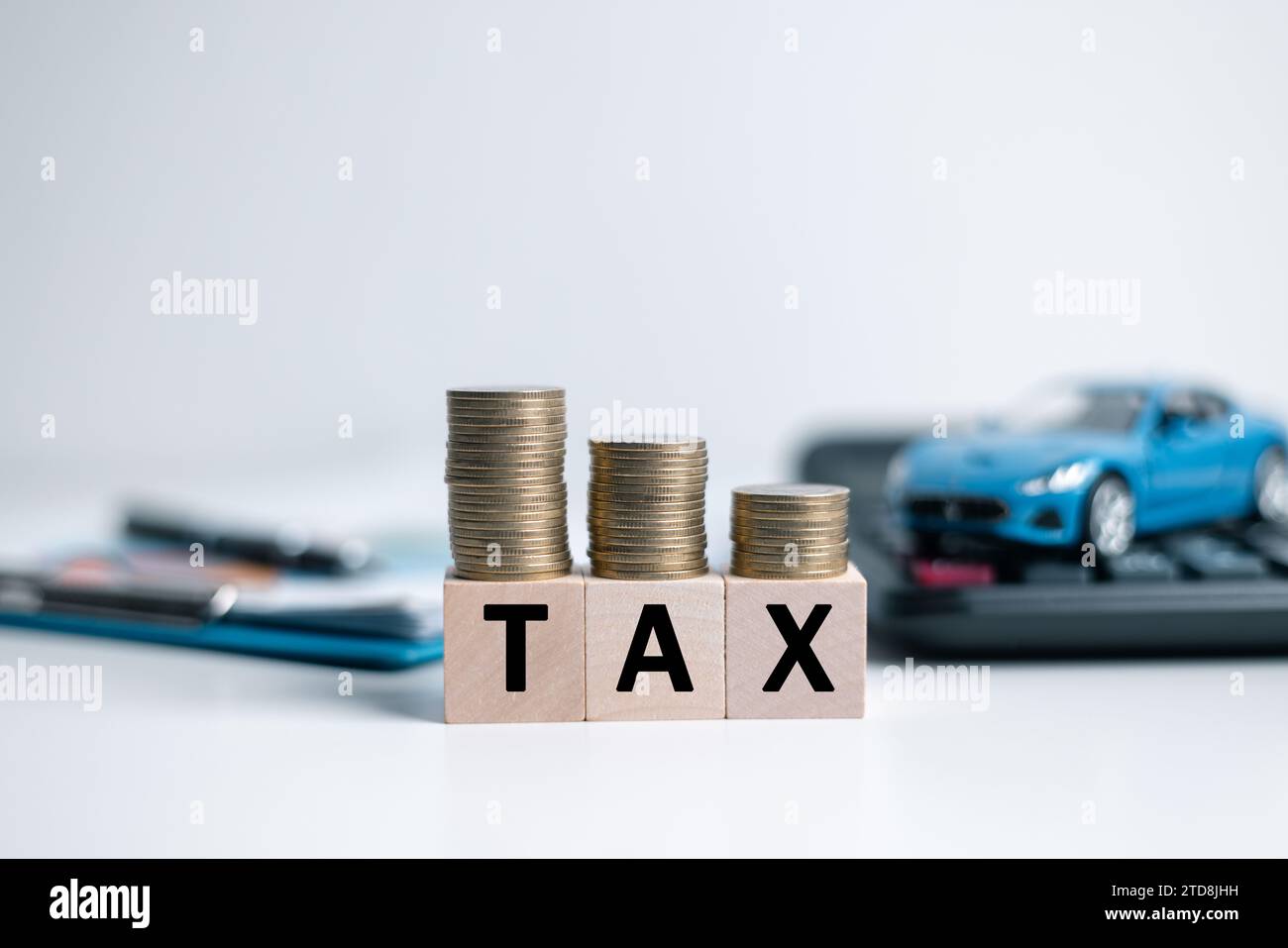 Taxe voiture concept.close up pile de pièces de monnaie et taxe texte en bois avec voiture jouet.Saving argent pour le transport, gérer pour les affaires de succès. Planification de la gestion t Banque D'Images