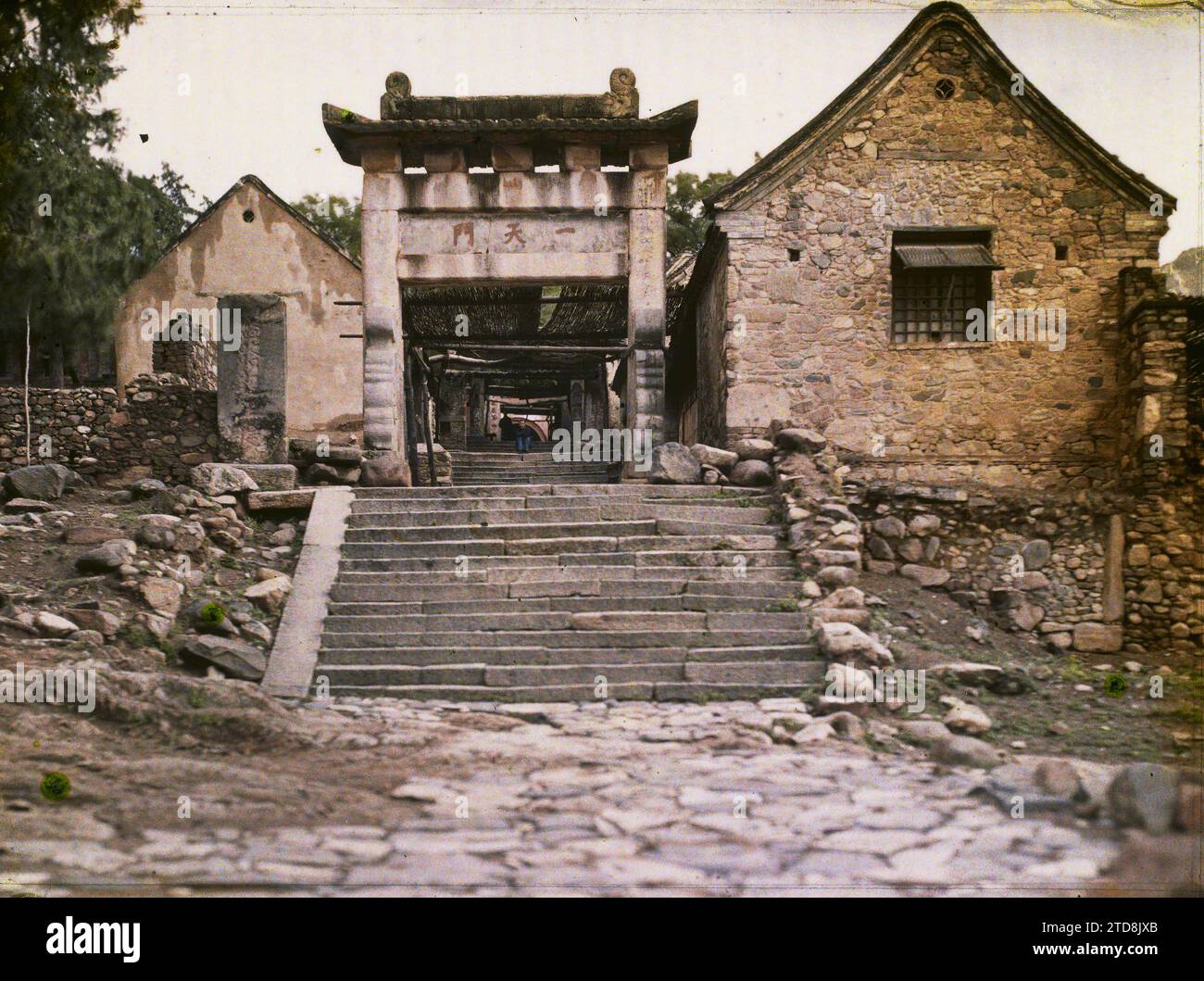 Massif de Taishan, Chine Yitianmen ('première porte du ciel'), religion, Inscription, information, Habitat, architecture, Taoïsme, pèlerinage, escalier, Stèle, portique, voie sacrée, inscription architecturale, route pavée, architecture religieuse, Shantung, Tai Chan, entrée du temple Houan Ti, Taishan (massif du), 09/06/1913 - 09/06/1913, Passet, Stéphane, photographe, 1913 - Chine - Stéphane Passet, Autochrome, photo, verre, Autochrome, photo, positif, horizontal, taille 9 x 12 cm Banque D'Images