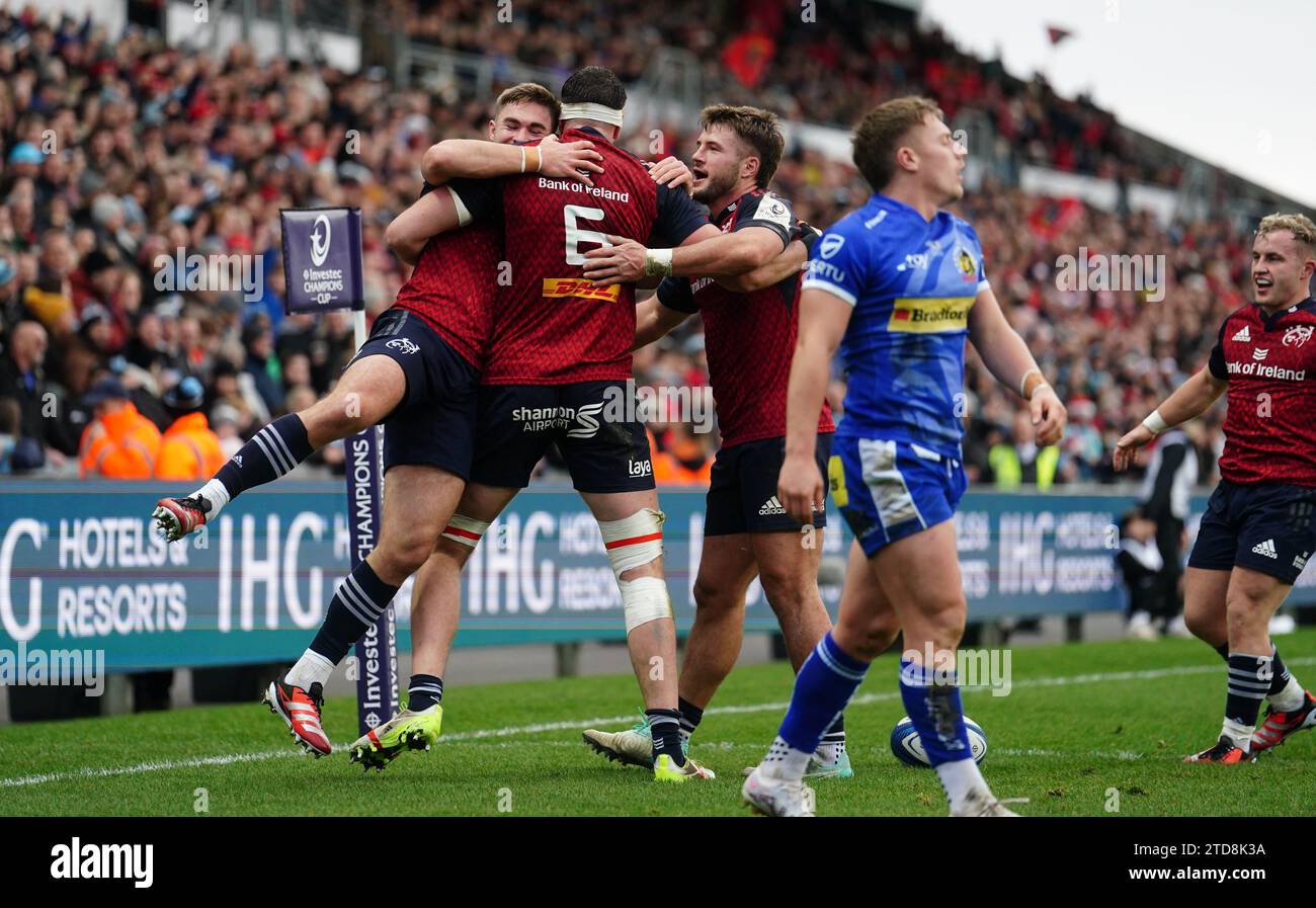 Les joueurs de Munster célèbrent leur deuxième essai lors du match de la coupe des Champions Investec à Sandy Park, Exeter. Date de la photo : dimanche 17 décembre 2023. Banque D'Images