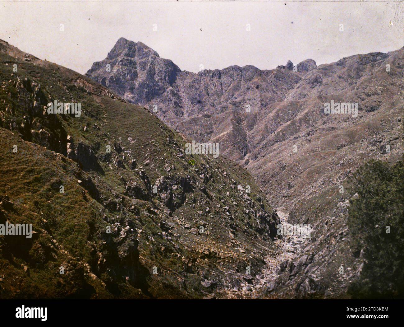 Massif de Taishan, Chine Aolaifeng ('pic avançant avec fierté'), également appelé Furongfeng ('pic de l'Hibiscus'), nature, Environnement, religion, Paysage, Mont, montagne, Taoïsme, pèlerinage, voie sacrée, Shantung, Tai Chan, sans légende, Taishan (massif du), 09/06/1913 - 09/06/1913, Passet, Stéphane, photographe, 1913 - Chine - Stéphane Passet, Autochrome, photo, verre, Autochrome, photo, positif, horizontal, taille 9 x 12 cm Banque D'Images