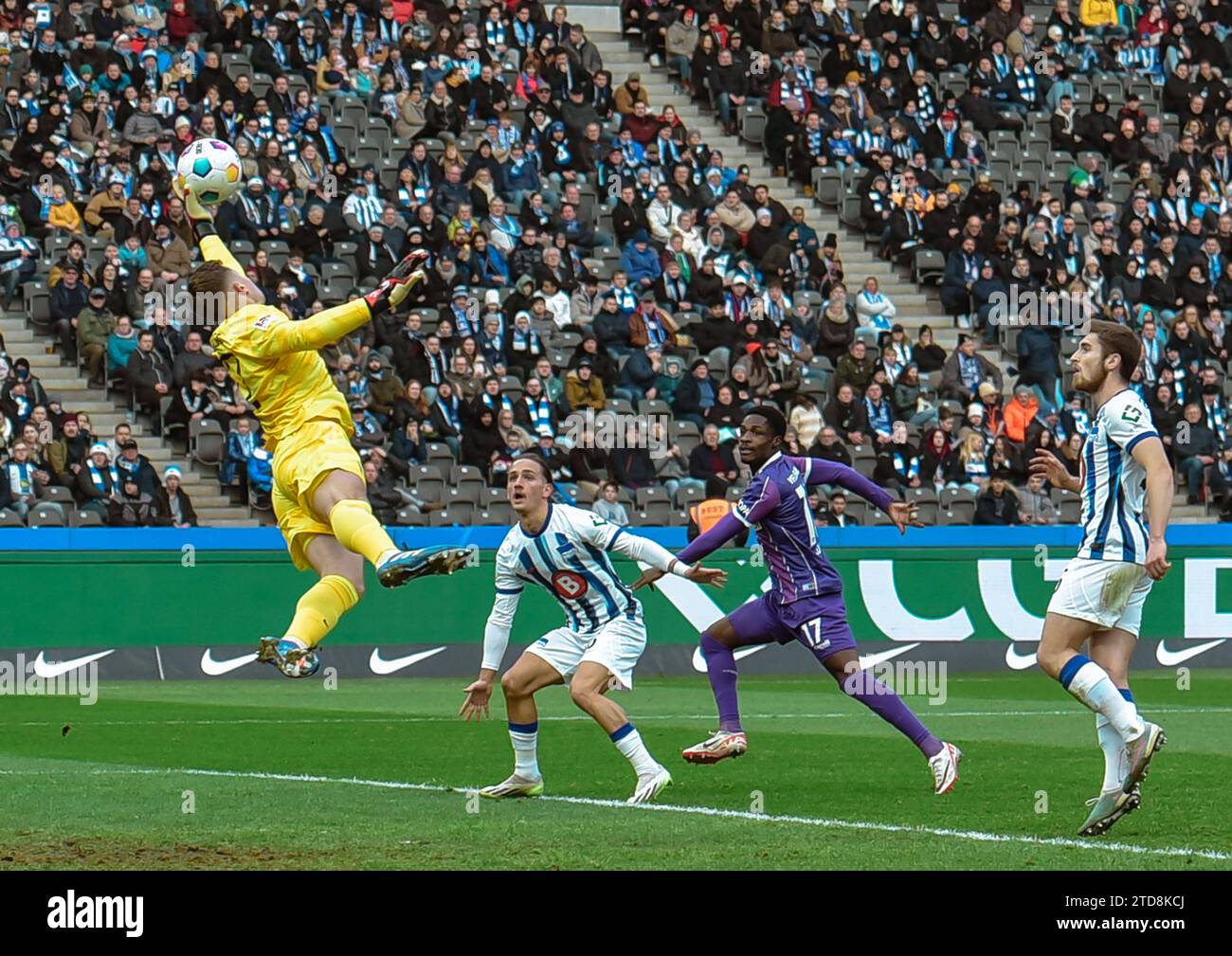 16.12.2023, xlakx, Fussball 2. Bundesliga, Hertha BSC - VfL Osnabrück emspor, v.l. Parade Tjak Ernst Hertha BSC 12,Michal Karbownik Hertha BSC 6,Christian Conteh VfL Osnabrück 17,Jonjoe Kenny Hertha BSC 16, schauen zu DFL/DFB RÈGLEMENTS INTERDISENT TOUTE UTILISATION DE PHOTOGRAPHIES comme SÉQUENCES D'IMAGES et/ou QUASI-VIDÉO Berlin Soccer 16 12 2023, 2, Bundeslakx, Bundeslakx, BUNDESLIGA Hertha BSC VfL Osnabrück emspor, v l Parade Tjak Ernst Hertha BSC 12 ,Michal Karbownik Hertha BSC 6 ,Christian Conteh VfL Osnabrück 17 ,Jonjoe Kenny Hertha BSC 16 , regarder DFL DFB RÈGLEMENTS INTERDISENT TOUTE UTILISATION DE PHOTOGRAPHIES comme IMAGE SEQUENC Banque D'Images