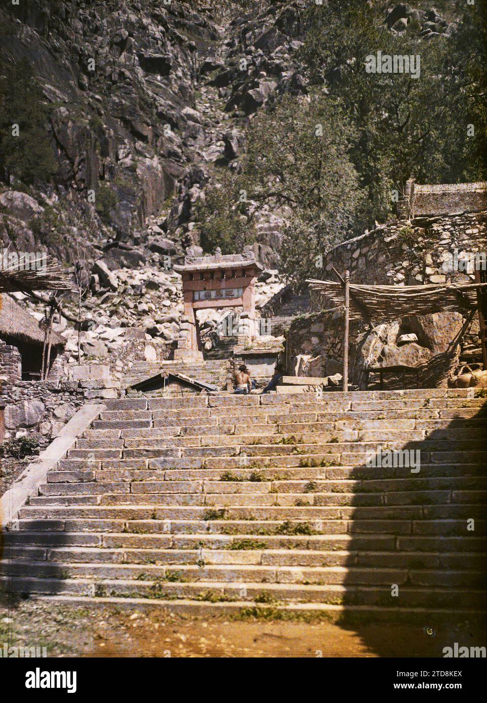 Massif de Taishan, Chine le portique (paifang), derrière Yuanjundian ('Princesse Hall'), religion, Inscription, information, Habitat, architecture, Mont, montagne, Taoïsme, pèlerinage, escalier, Portico, voie sacrée, Inscription architecturale, Architecture religieuse, falaise, Chantung, Tai Chan, sans légende, Taishan (massif du), 09/06/1913 - 09/06/1913, Passet, Stéphane, photographe, 1913 - Chine - Stéphane Passet, Autochrome, photo, verre, Autochrome, photo, positif, vertical, taille 9 x 12 cm Banque D'Images