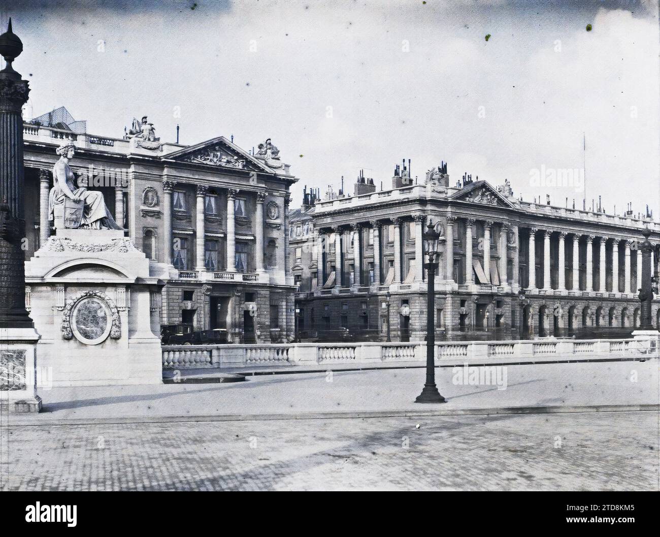 Paris (8e arrondissement), France place de la Concorde, Hôtel de Crillon et Hôtel de la Marine, Art, Habitat, Architecture, activité économique, statue, Sculpture, Architecture civile publique, colonne, rue, quartier, Mansion, Square, Fronton, décor sculpté, restauration, hôtellerie, France, Paris, place de la Concorde, Concorde, 18/07/1914 - 18/07/1914, Passet, Stéphane, photographe, Autochrome, photo, verre, Autochrome, photo, positif, horizontal, taille 9 x 12 cm Banque D'Images