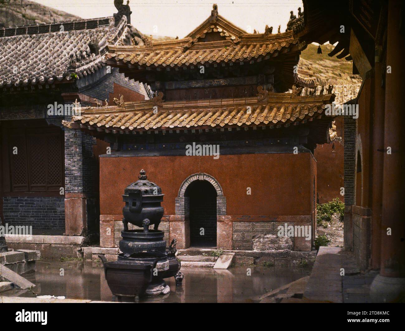 Massif de Taishan, Chine Bixiaci ('Temple des nuages de couleurs'), religion, Habitat, Architecture, Mont, montagne, Taoïsme, Temple, pèlerinage, toit, pratique religieuse, brûleur d'encens, voie sacrée, cour, architecture religieuse, Shantung, Tai Chan, sans légende, Taishan (massif du), 09/06/1913 - 09/06/1913, Passet, Stéphane, photographe, 1913 - Chine - Stéphane Passet, Autochrome, photo, verre, Autochrome, photo, positif, horizontal, taille 9 x 12 cm Banque D'Images