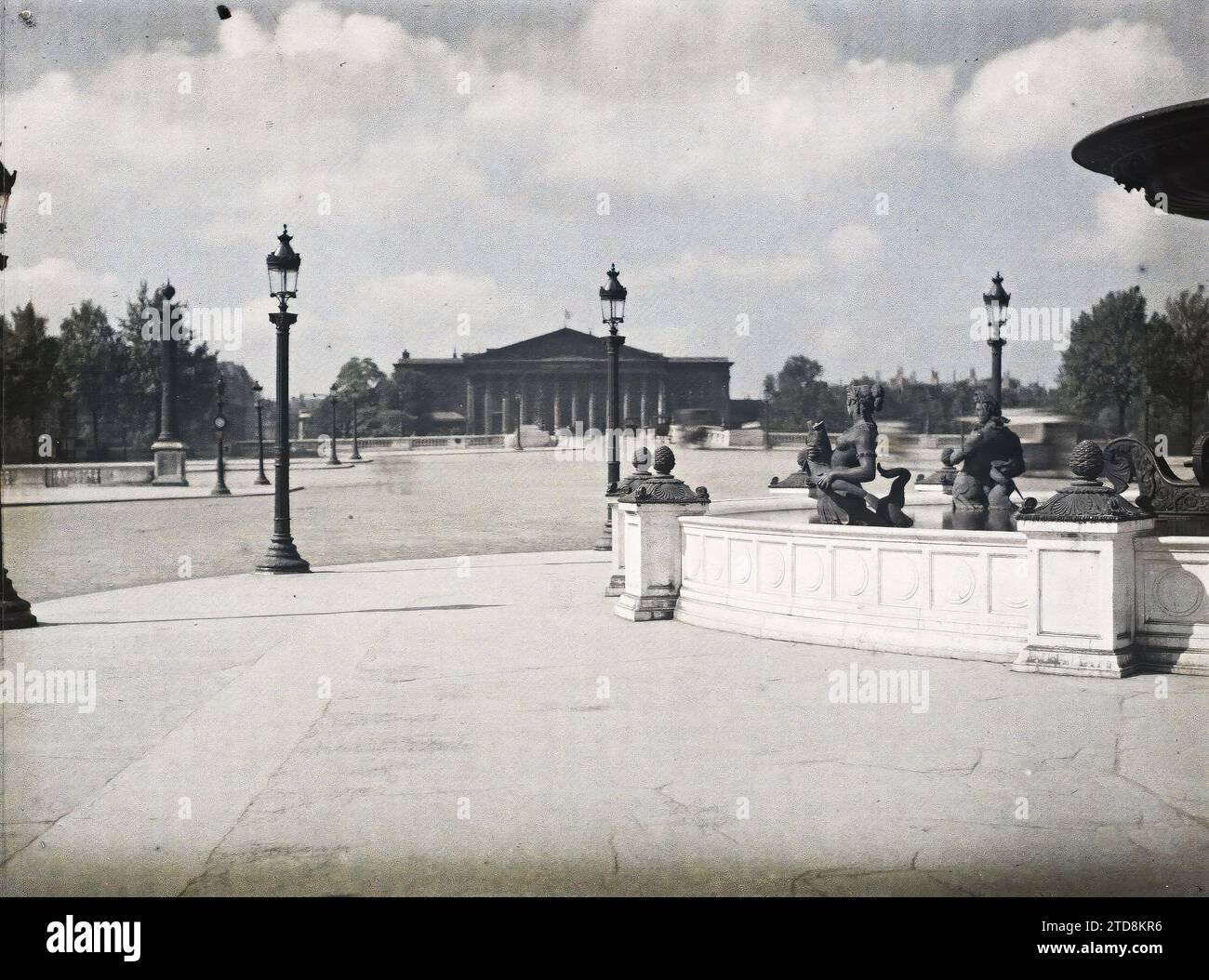 Paris (7e-8e arrondissement), France le Palais Bourbon vu de la place de la Concorde, logement, Architecture, Art, réverbère, lampadaire, Génie civil, Sculpture, Architecture civile publique, colonne, Fontaine, place, Pediment, décoration sculptée, Palais, Château, Pont, France, Paris, Concorde et Palais Bourbon, Concorde, 19/07/1914 - 19/07/1914, Passet, Stéphane, photographe, Autochrome, photo, verre, Autochrome, photo, positif, horizontal, taille 9 x 12 cm Banque D'Images