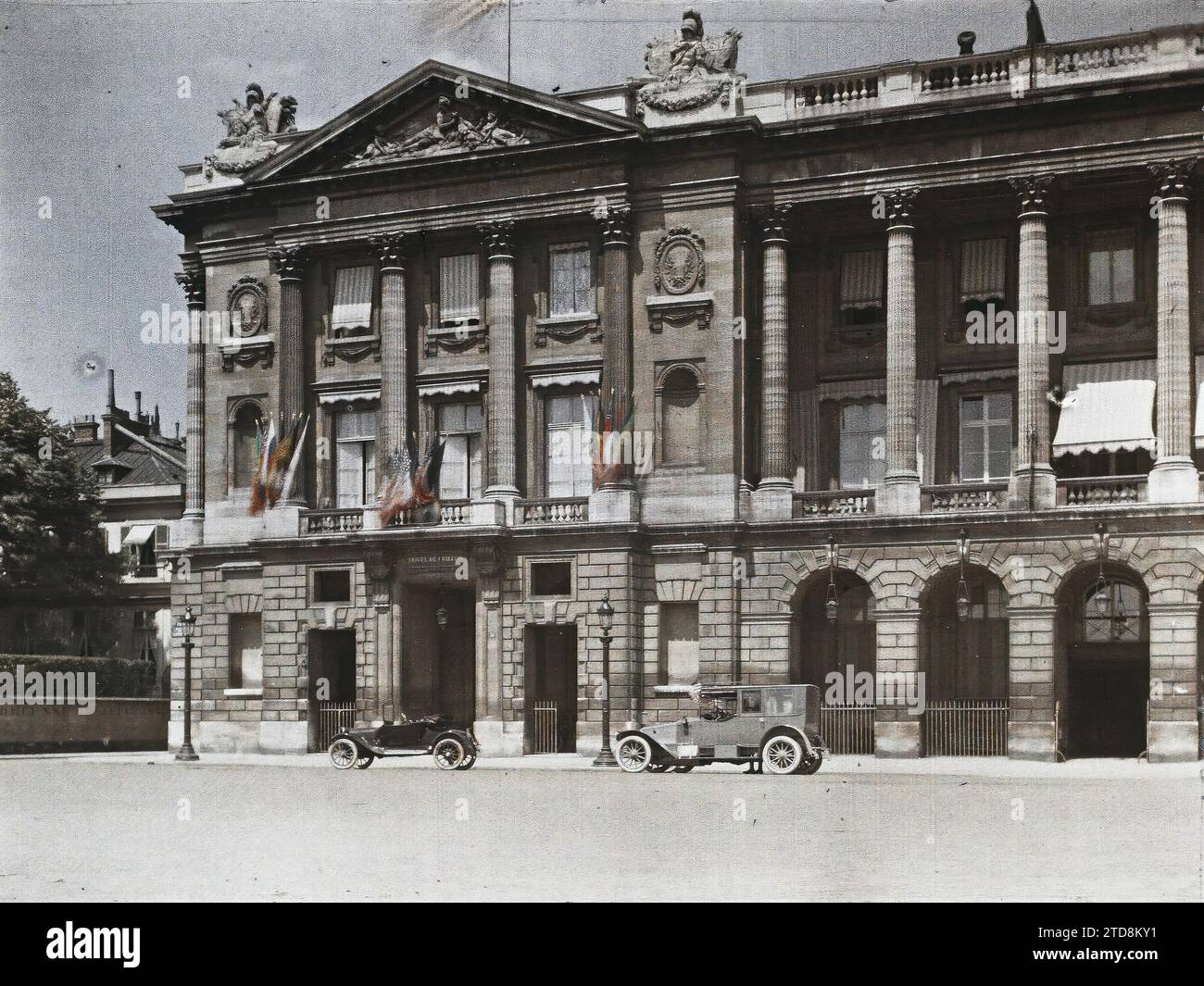 Paris (8e arr.), France le Hôtel de Crillon, place de la Concorde, transport, Art, activité économique, transport automobile, voiture, Sculpture, colonne, Arc, arcade/arceau, maison privée, place, magasin, marquise, Pediment, décoration sculptée, Médaillon, Restauration, hôtellerie, drapeau, France, Paris, Hôtel Crillon, Etats-Unis [en relation avec], Concorde, 19/06/1917 - 19/06/1917, Léon, Auguste, photographe, Autochrome, photo, verre, Autochrome, photo, positif, horizontal, taille 9 x 12 cm Banque D'Images
