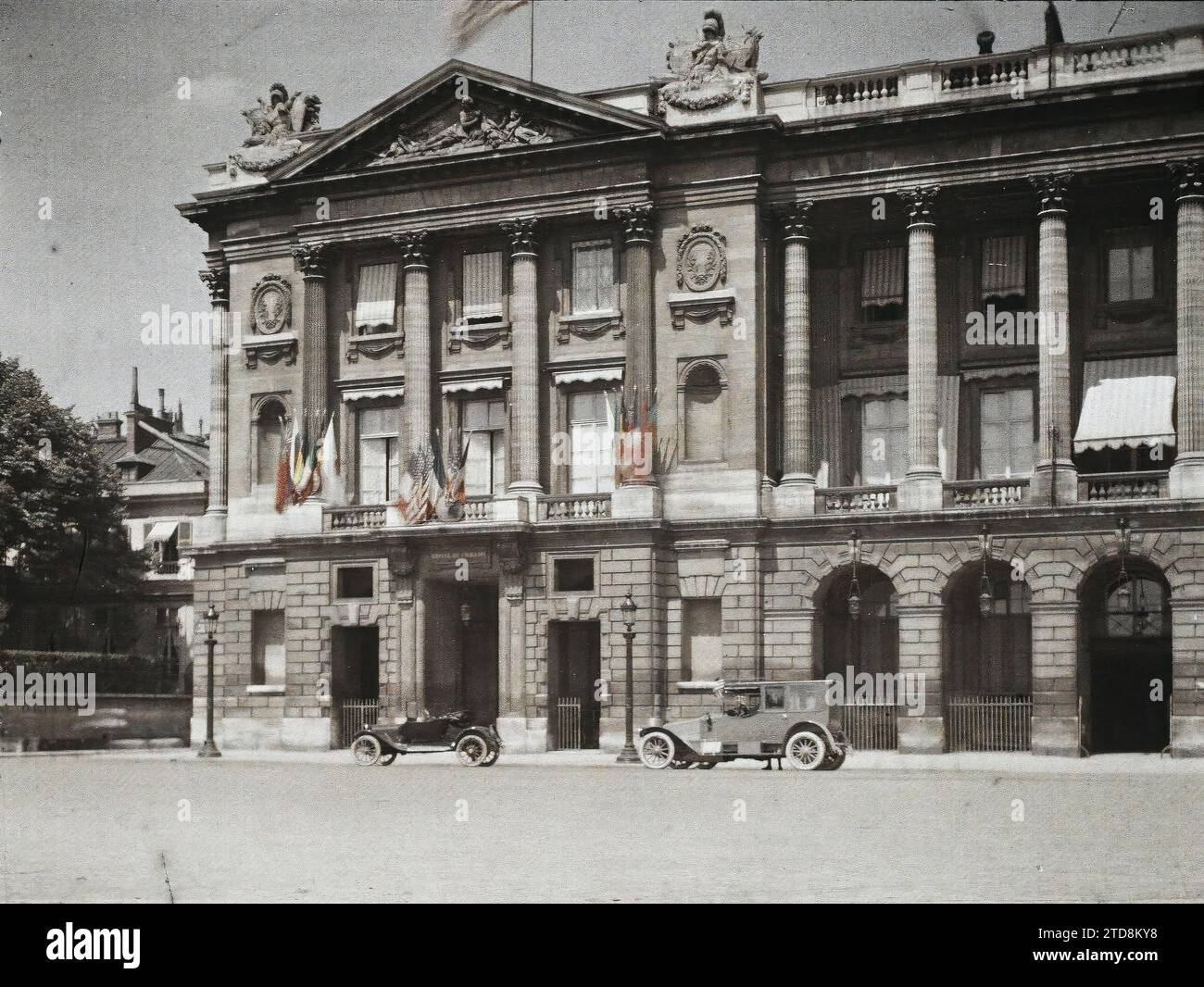 Paris (8e arr.), France le Hôtel de Crillon, place de la Concorde, transport, Art, activité économique, transport automobile, voiture, Sculpture, colonne, Arc, arcade/arceau, maison privée, place, magasin, marquise, Pediment, décoration sculptée, Médaillon, Restauration, hôtellerie, drapeau, France, Paris, Hôtel Crillon, Etats-Unis [en relation avec], Concorde, 19/06/1917 - 19/06/1917, Léon, Auguste, photographe, Autochrome, photo, verre, Autochrome, photo, positif, horizontal, taille 9 x 12 cm Banque D'Images