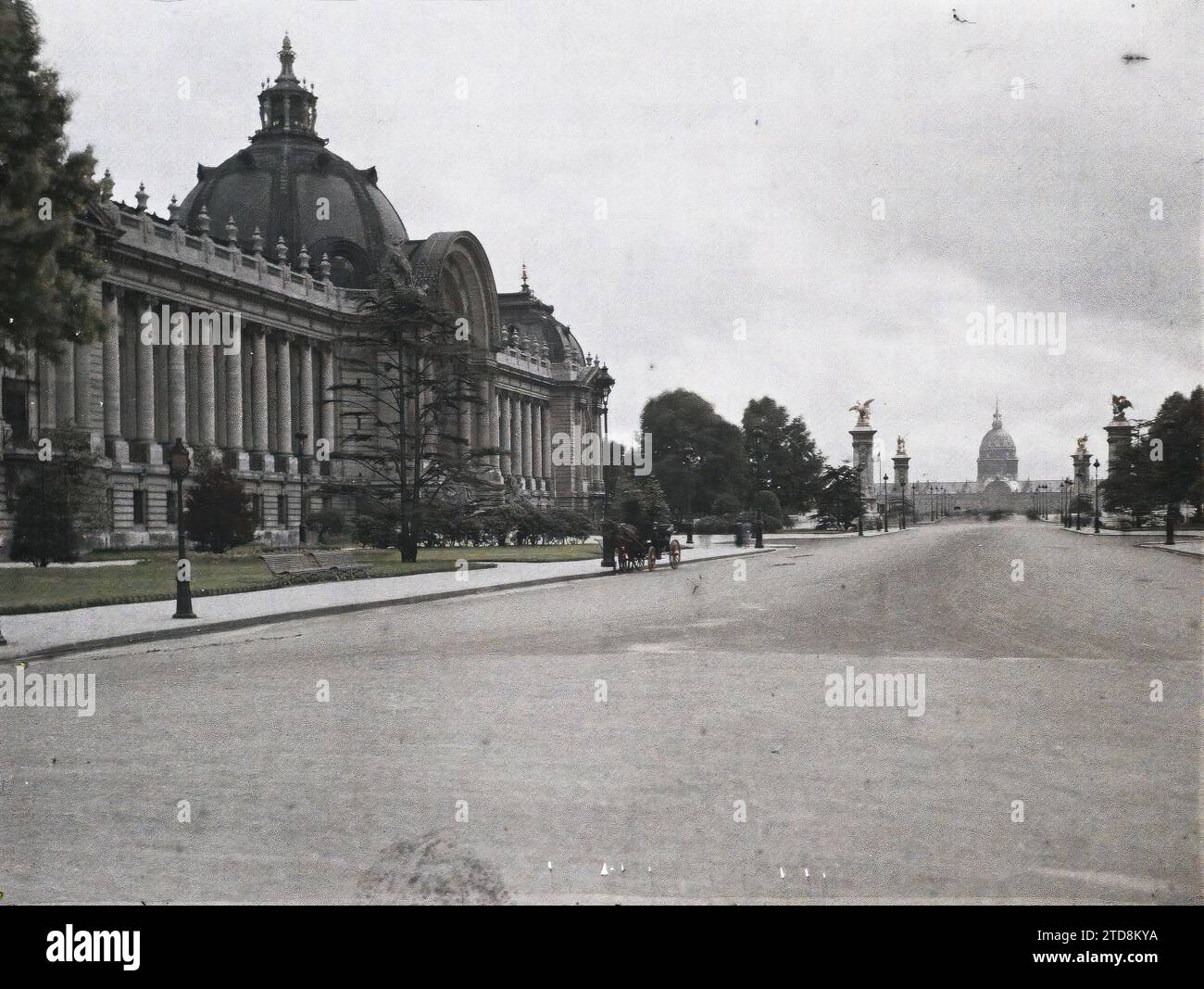 Paris (7e-8e arrondissement), France l'ancienne avenue Nicolas II (actuelle avenue Winston Churchill), le petit Palais, le pont Alexandre III et l'Hôtel des Invalides, Transports, Habitat, Architecture, Art, transport d'animaux, Eglise, Génie civil, Sculpture, Architecture civile publique, colonne, rue, quartier, chariot, coupole, dôme, décor sculpté, Palais, Château, Pont, architecture religieuse, France, Paris, Avenue Alexandre III, Invalides, petit Palais, 09/07/1917 - 09/07/1917, Léon, Auguste, photographe, autochrome, photo, verre, autochrome, photo, positif, horizontal, taille Banque D'Images