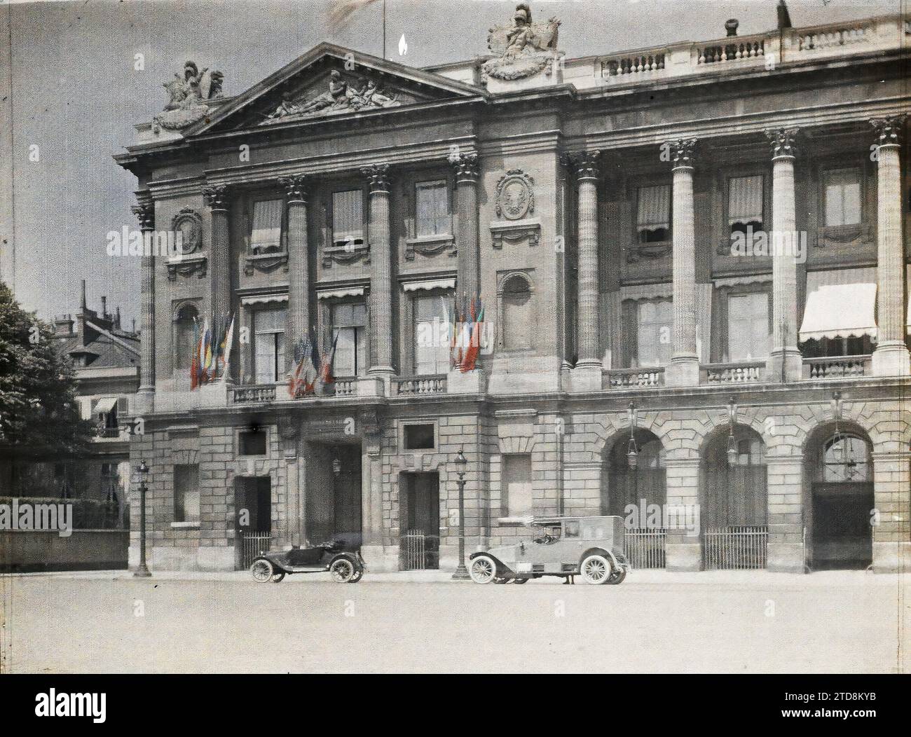 Paris (8e arr.), France le Hôtel de Crillon, place de la Concorde, transport, Art, activité économique, transport automobile, voiture, Sculpture, colonne, Arc, arcade/arceau, maison privée, place, magasin, marquise, Pediment, décoration sculptée, Médaillon, Restauration, hôtellerie, drapeau, France, Paris, Hôtel Crillon, Etats-Unis [en relation avec], Concorde, 19/06/1917 - 19/06/1917, Léon, Auguste, photographe, Autochrome, photo, verre, Autochrome, photo, positif, horizontal, taille 9 x 12 cm Banque D'Images